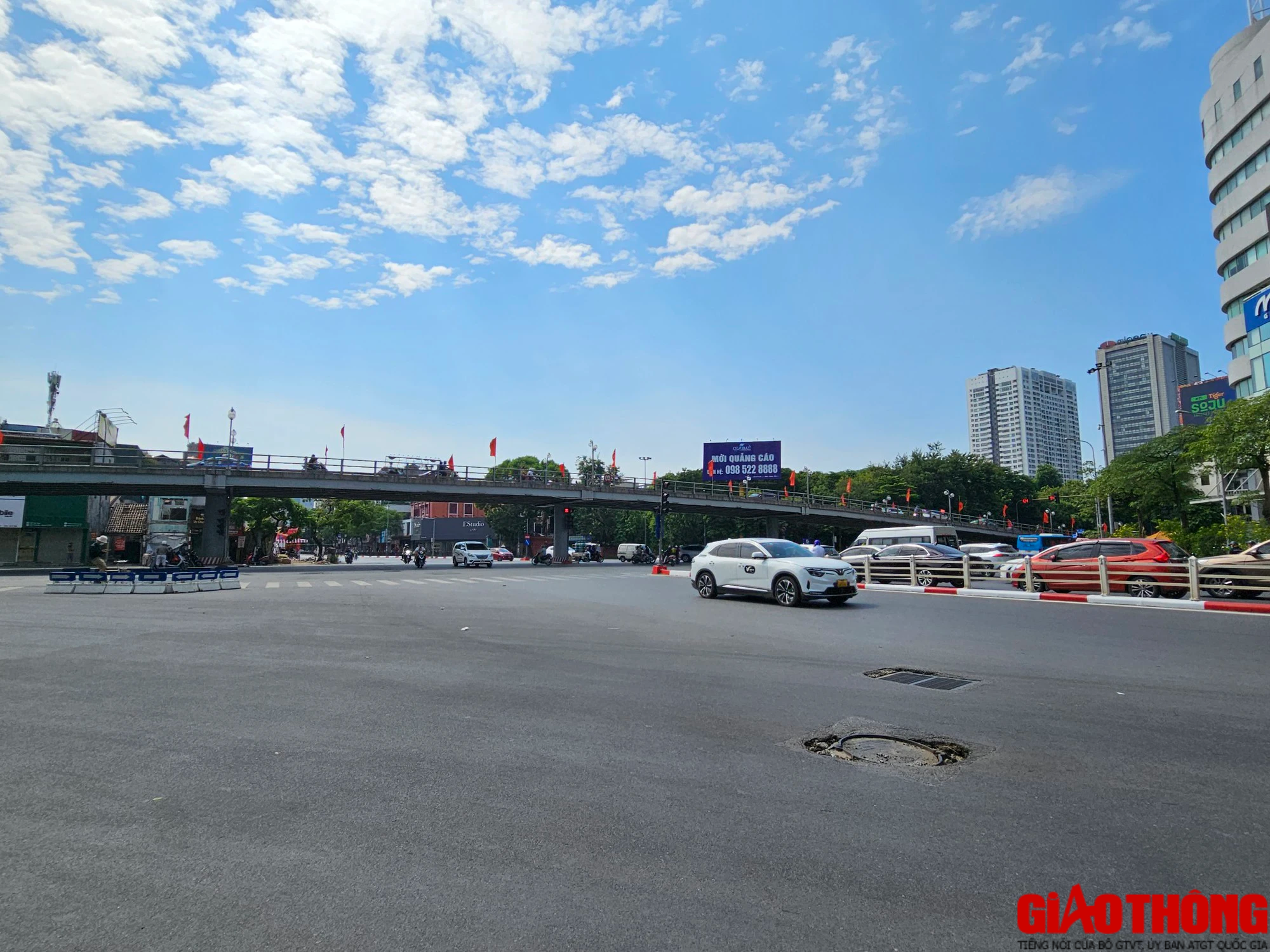 Đường phố H&agrave; Nội vắng phương tiện dịp nghỉ lễ 2/9 - Ảnh 4.