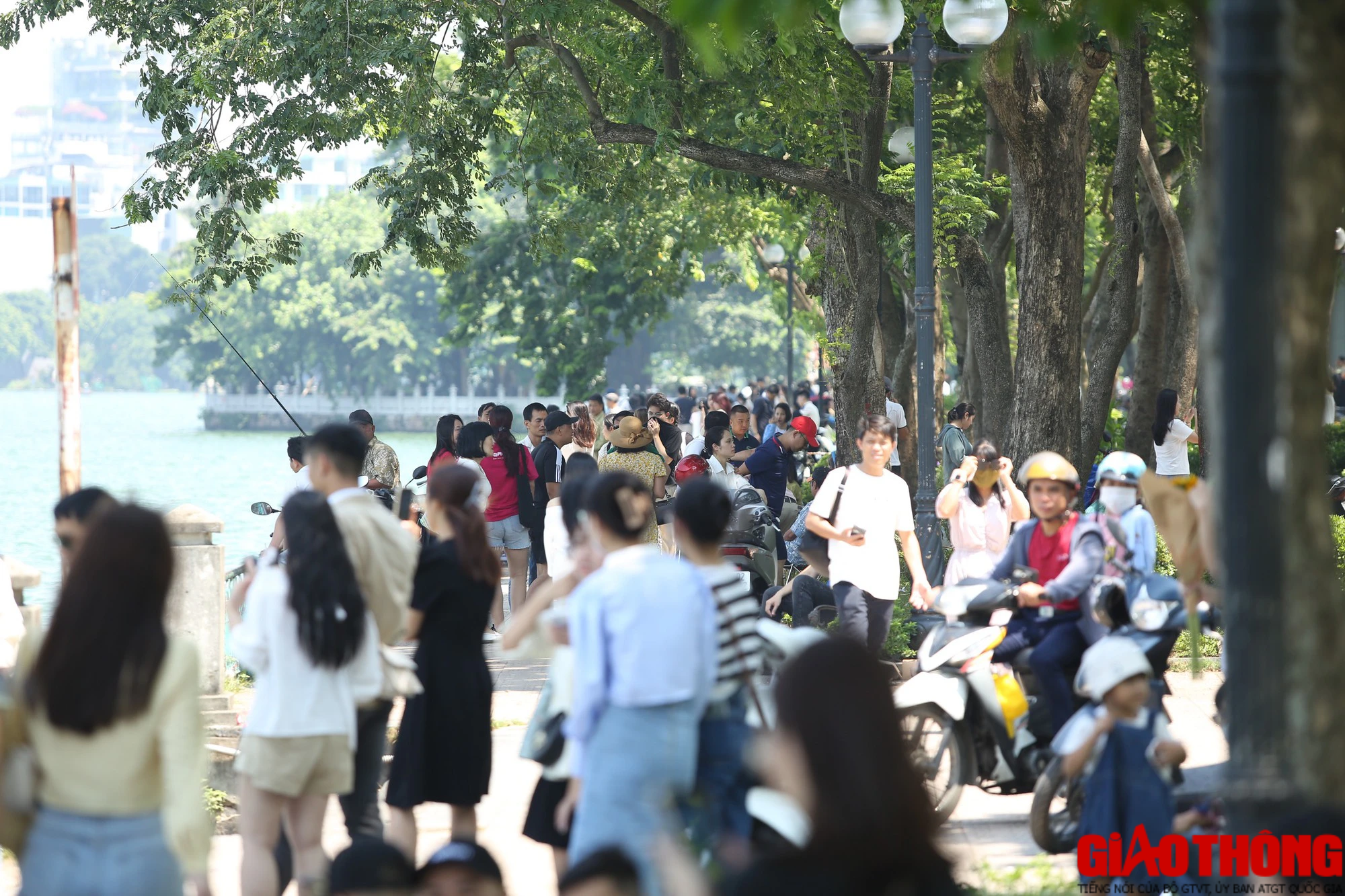 Bất chấp nắng, người d&acirc;n đổ về hồ T&acirc;y chụp ảnh - Ảnh 1.