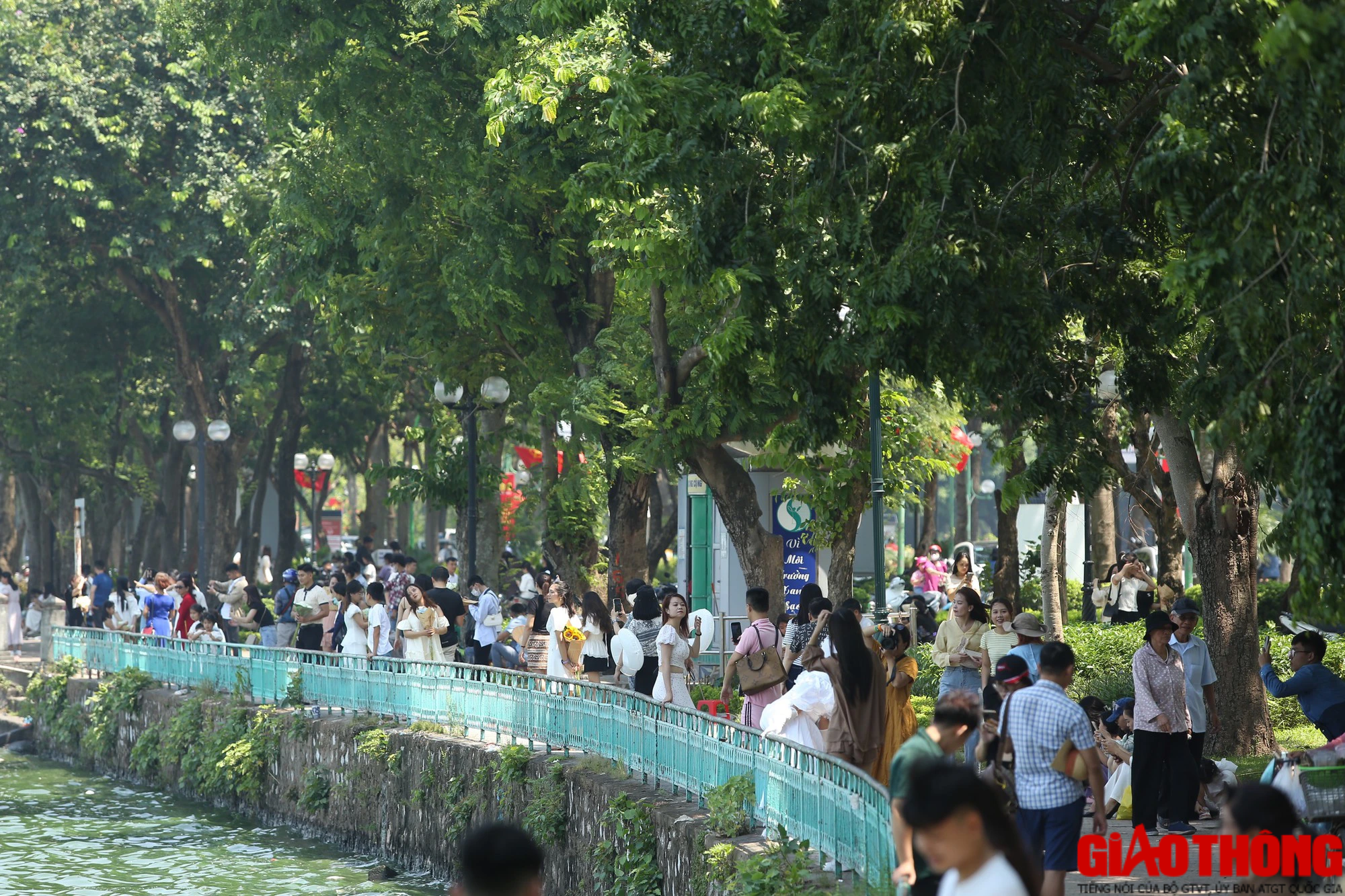 Bất chấp nắng, người d&acirc;n đổ về hồ T&acirc;y chụp ảnh - Ảnh 2.