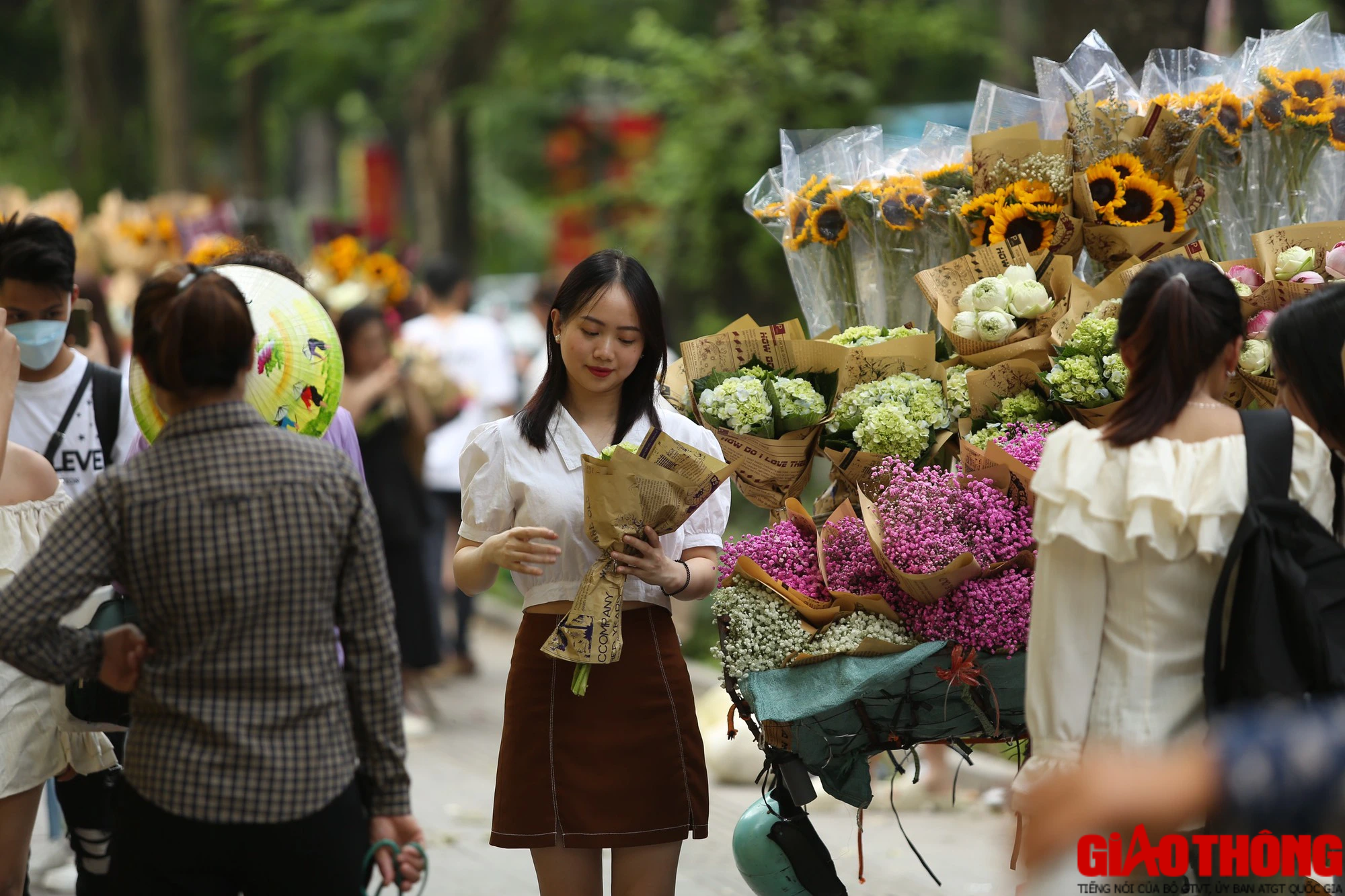 Bất chấp nắng, người d&acirc;n đổ về hồ T&acirc;y chụp ảnh - Ảnh 3.