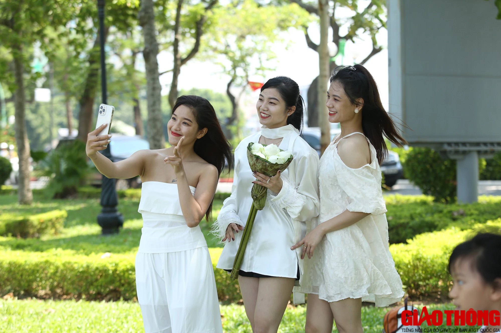 Bất chấp nắng, người d&acirc;n đổ về hồ T&acirc;y chụp ảnh - Ảnh 4.