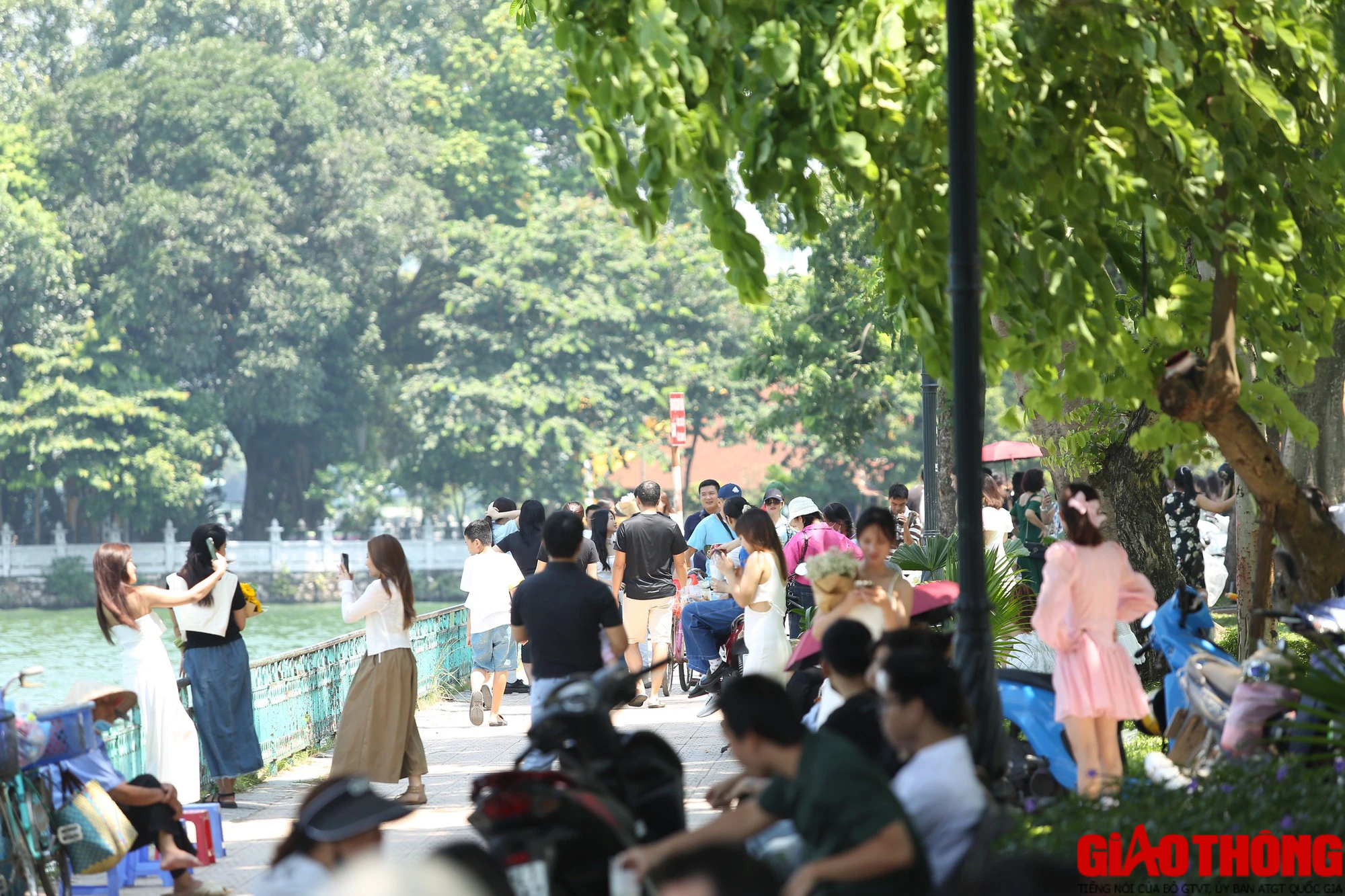 Bất chấp nắng, người d&acirc;n đổ về hồ T&acirc;y chụp ảnh - Ảnh 5.