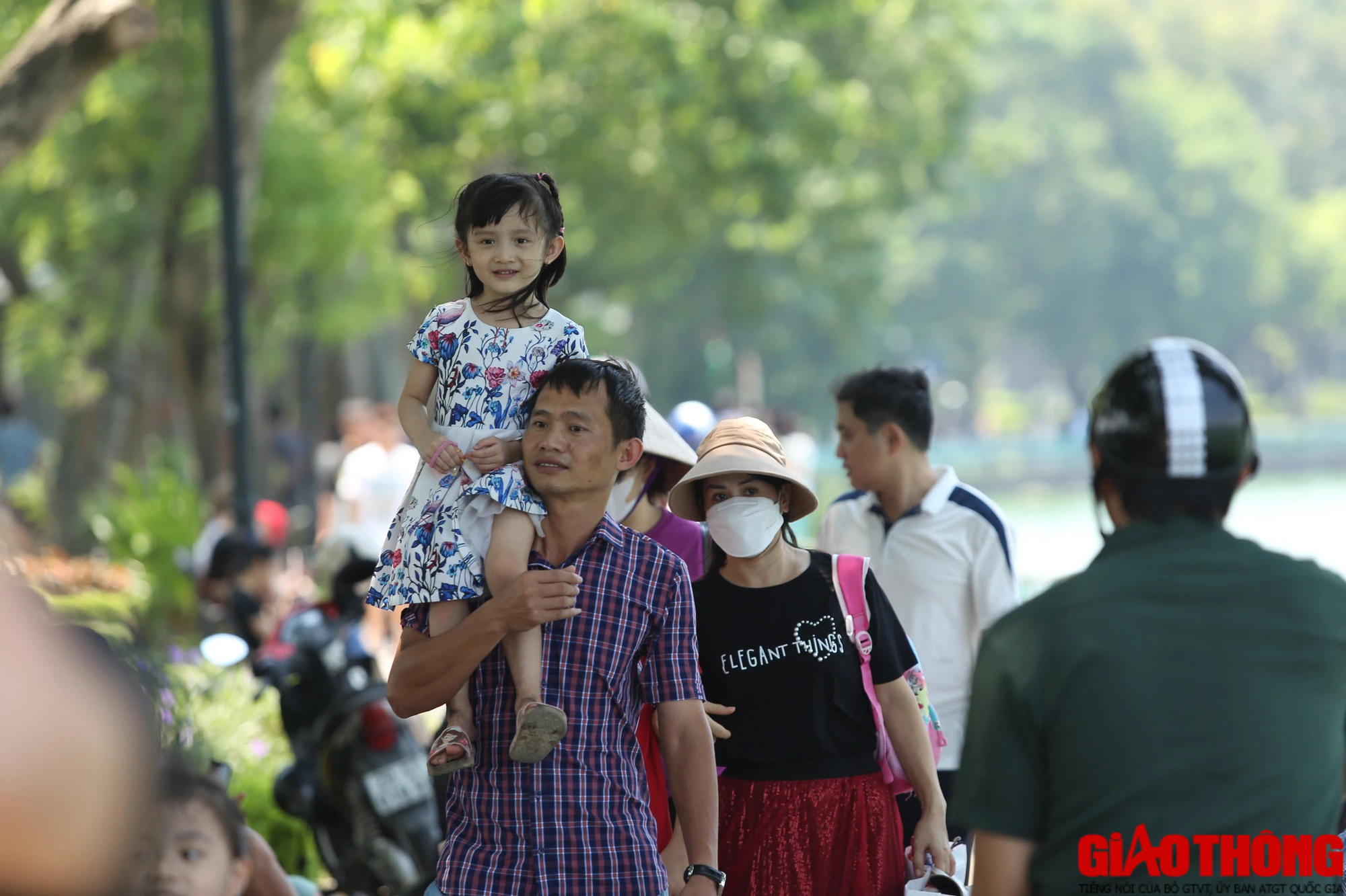 Bất chấp nắng, người d&acirc;n đổ về hồ T&acirc;y chụp ảnh - Ảnh 6.