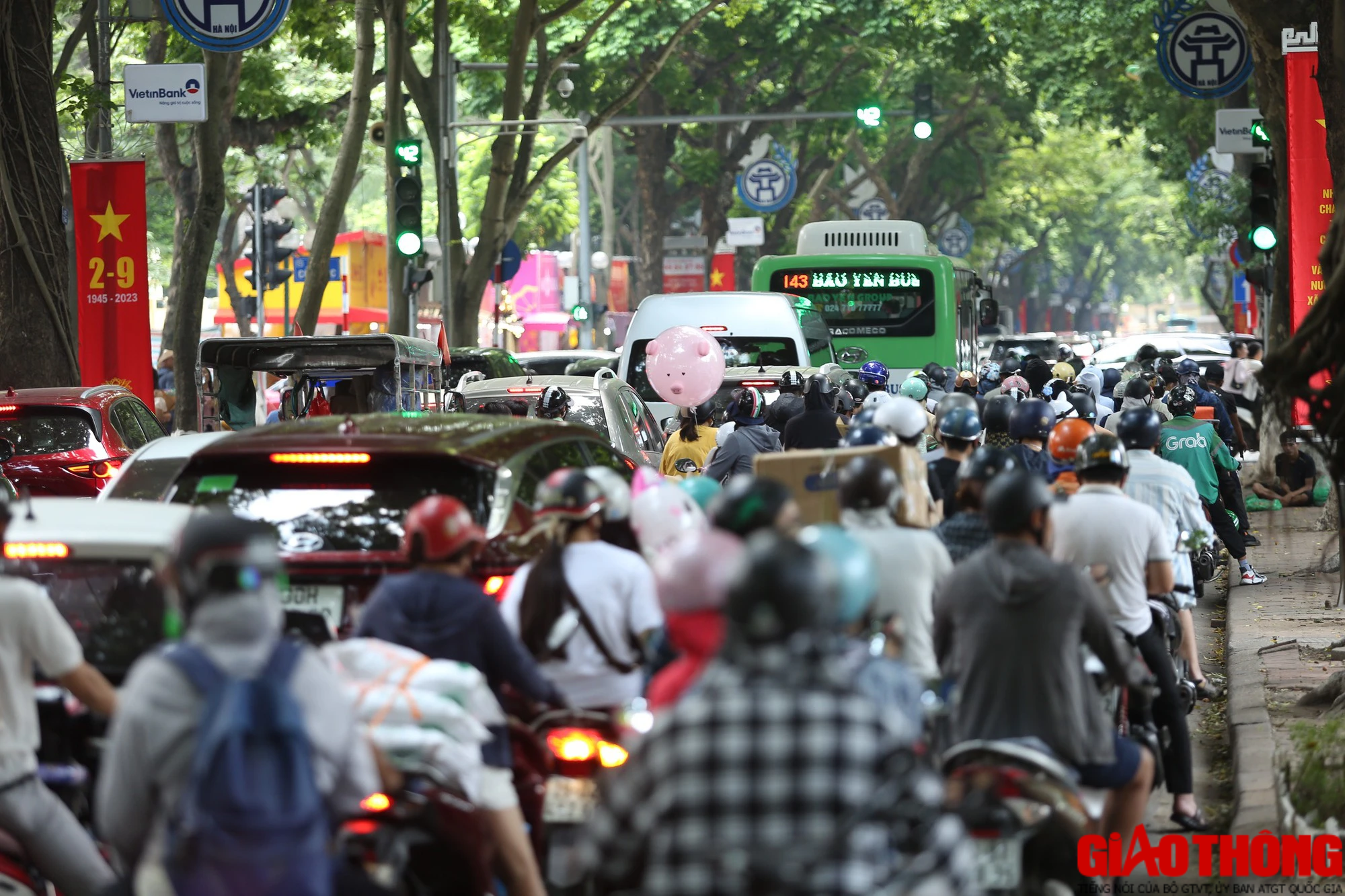 Bất chấp nắng, người d&acirc;n đổ về hồ T&acirc;y chụp ảnh - Ảnh 8.