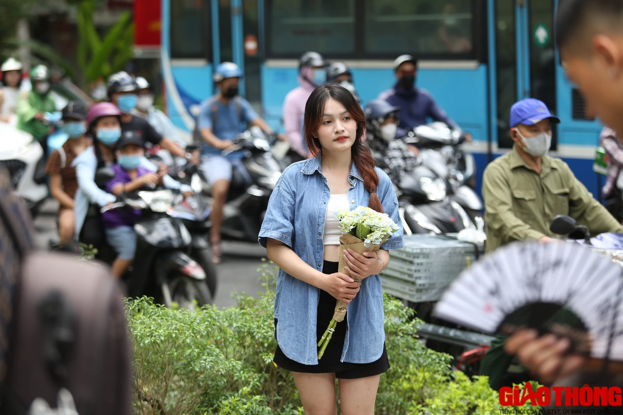 Bất chấp nắng, người d&acirc;n đổ về hồ T&acirc;y chụp ảnh - Ảnh 10.