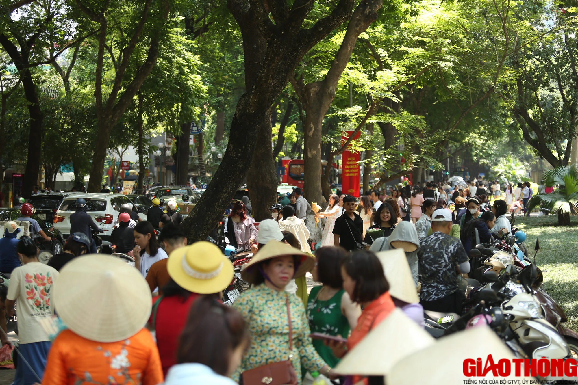 Bất chấp nắng, người d&acirc;n đổ về hồ T&acirc;y chụp ảnh - Ảnh 11.