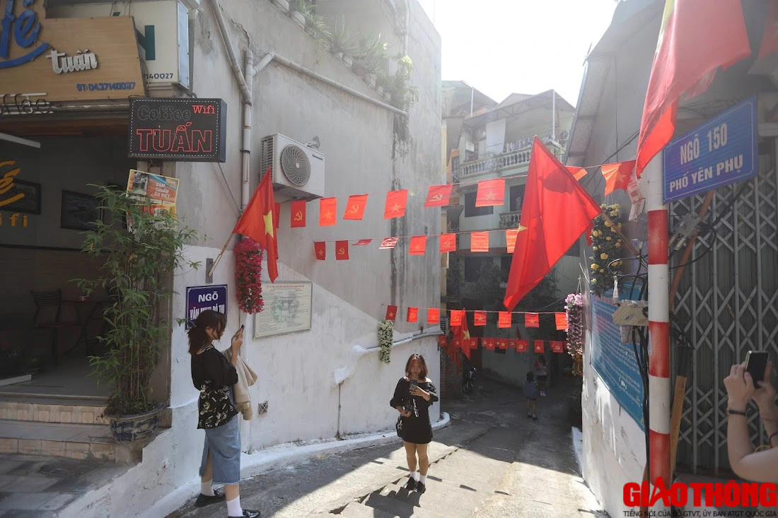 Bất chấp nắng, người d&acirc;n đổ về hồ T&acirc;y chụp ảnh - Ảnh 12.