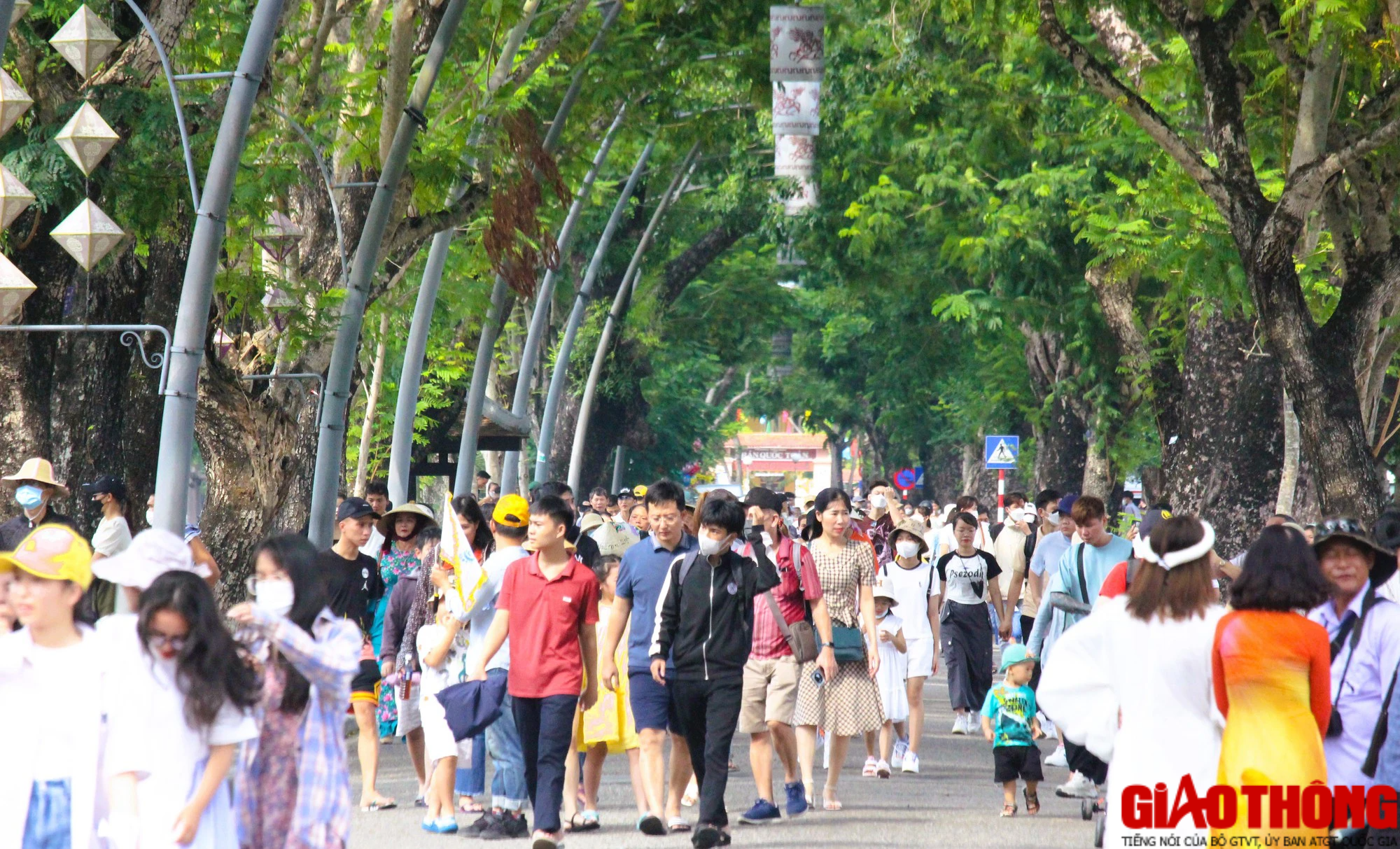 Đại Nội Huế nườm nượp kh&aacute;ch tham quan trong ng&agrave;y nghỉ lễ 2/9 - Ảnh 1.