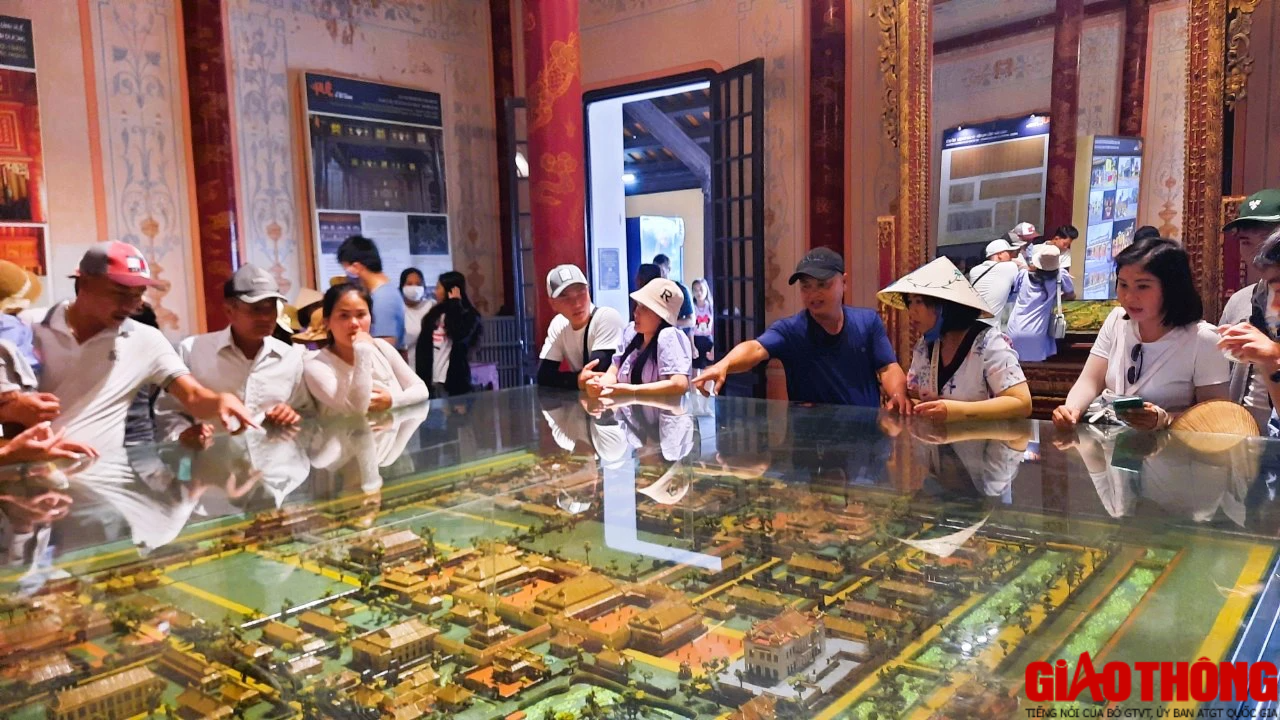 Đại Nội Huế nườm nượp kh&aacute;ch tham quan trong ng&agrave;y nghỉ lễ 2/9 - Ảnh 8.