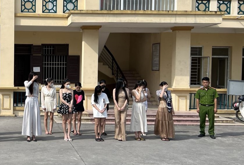 11 c&ocirc; g&aacute;i trẻ ph&aacute;t hiện đang "bay" trong nh&agrave; nghỉ ở Hưng Y&ecirc;n l&uacute;c rạng s&aacute;ng - Ảnh 1.