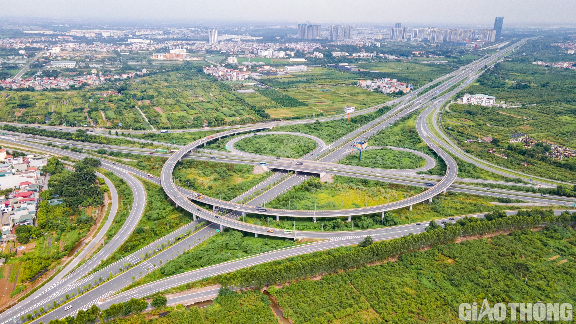 Ngắm những n&uacute;t giao th&ocirc;ng hiện đại của Thủ đ&ocirc; - Ảnh 2.