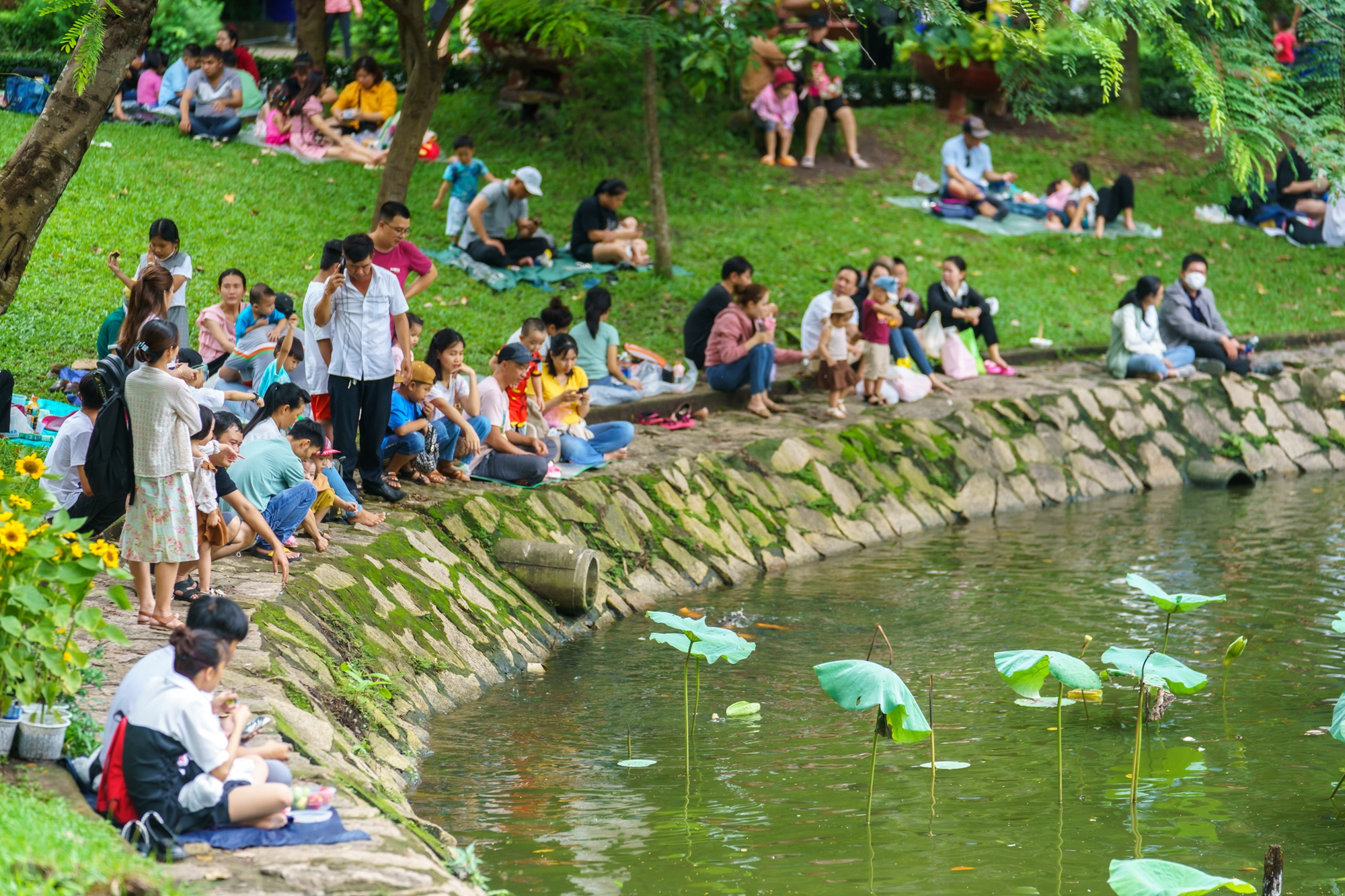 'Biển người' đổ về Thảo Cầm Vi&ecirc;n ng&agrave;y Quốc kh&aacute;nh - Ảnh 11.