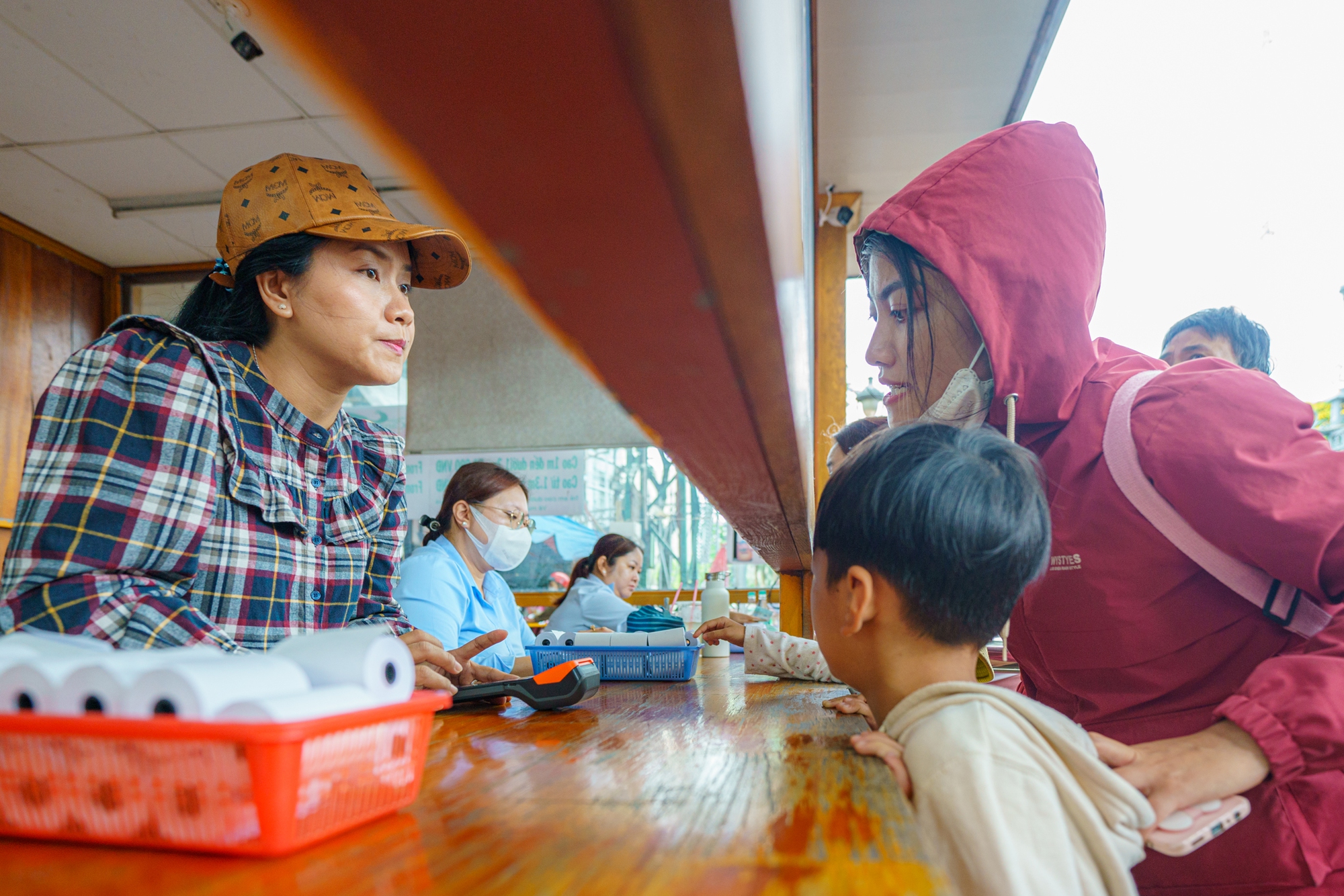 'Biển người' đổ về Thảo Cầm Vi&ecirc;n ng&agrave;y Quốc kh&aacute;nh - Ảnh 2.