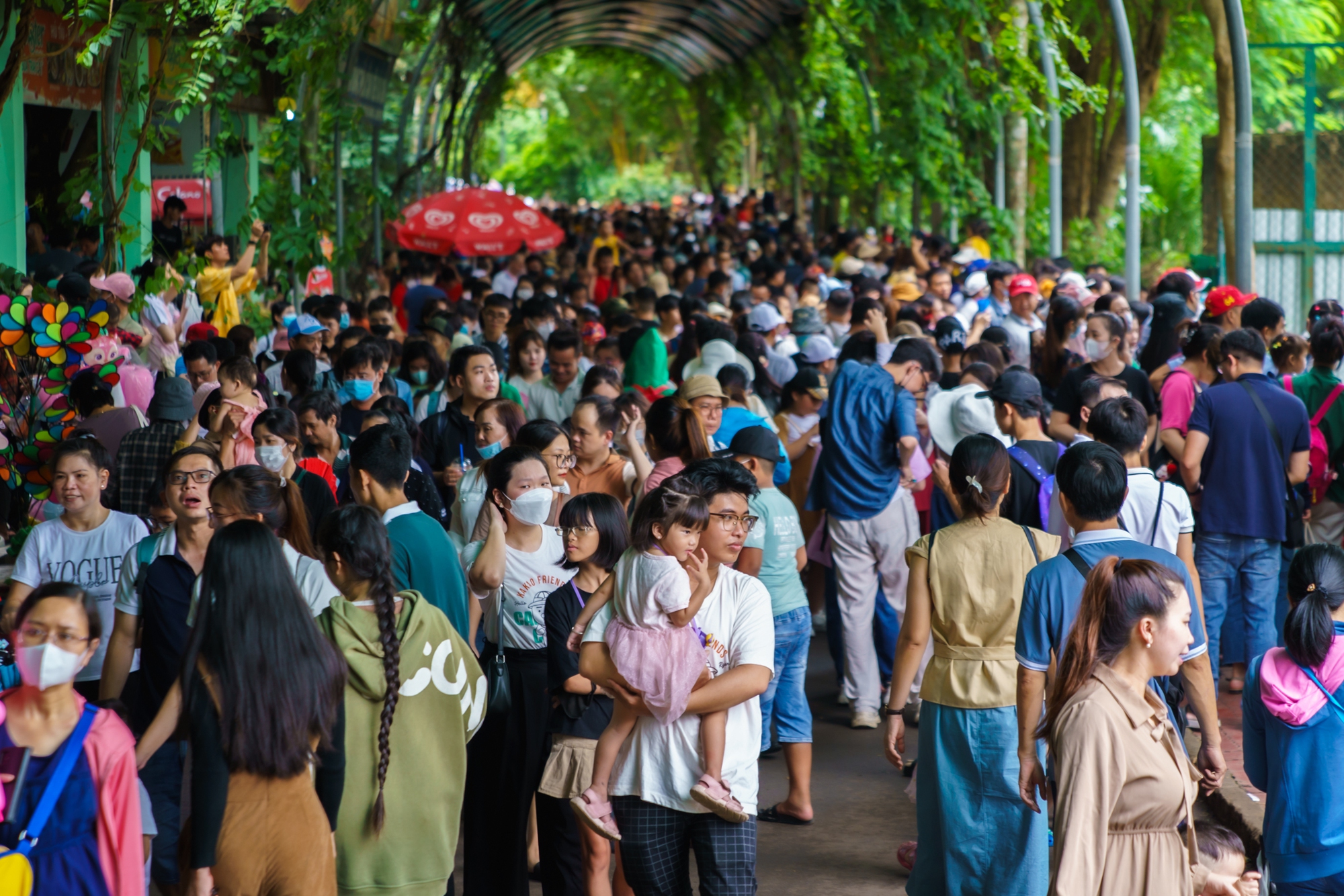 'Biển người' đổ về Thảo Cầm Vi&ecirc;n ng&agrave;y Quốc kh&aacute;nh - Ảnh 4.