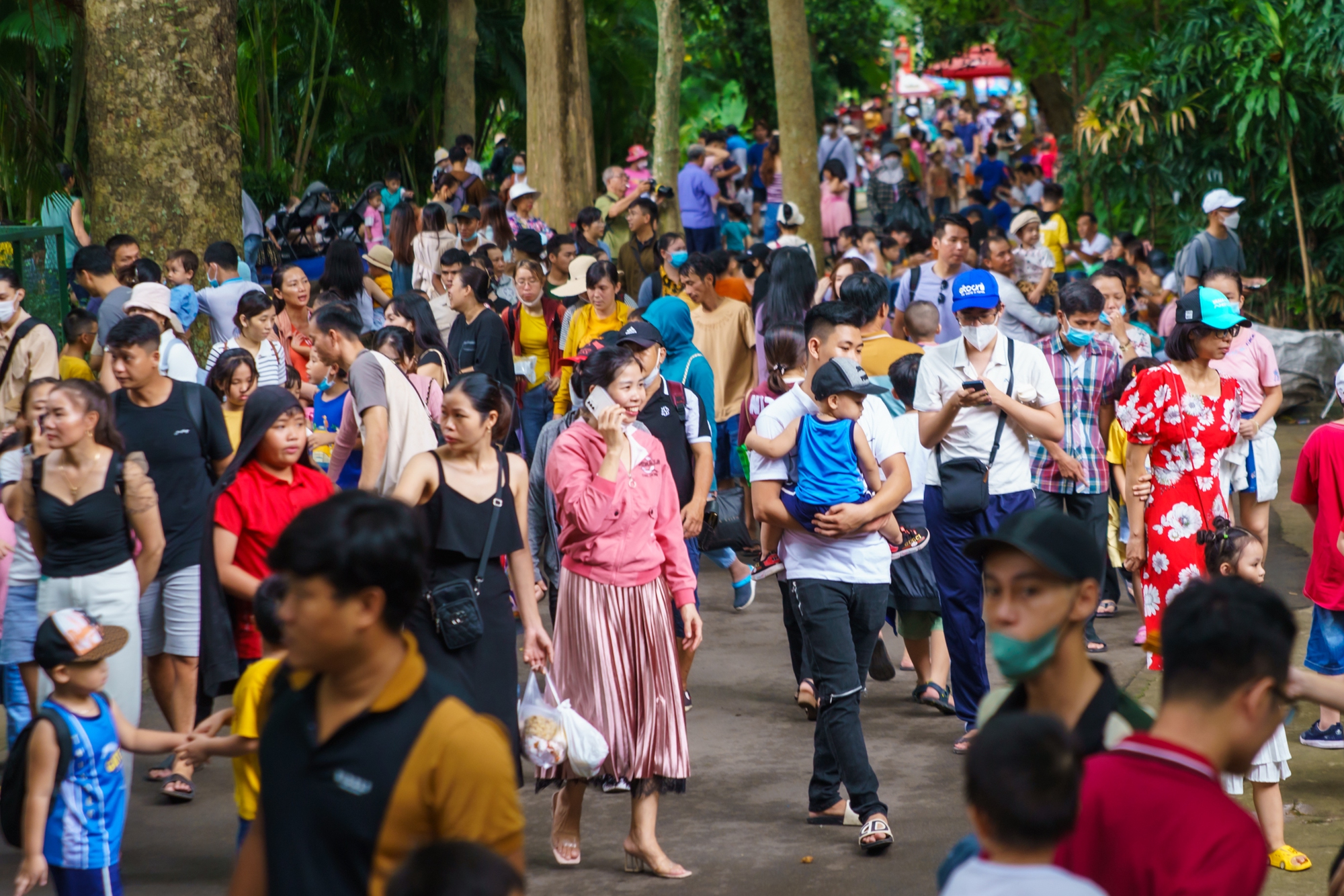 'Biển người' đổ về Thảo Cầm Vi&ecirc;n ng&agrave;y Quốc kh&aacute;nh - Ảnh 9.