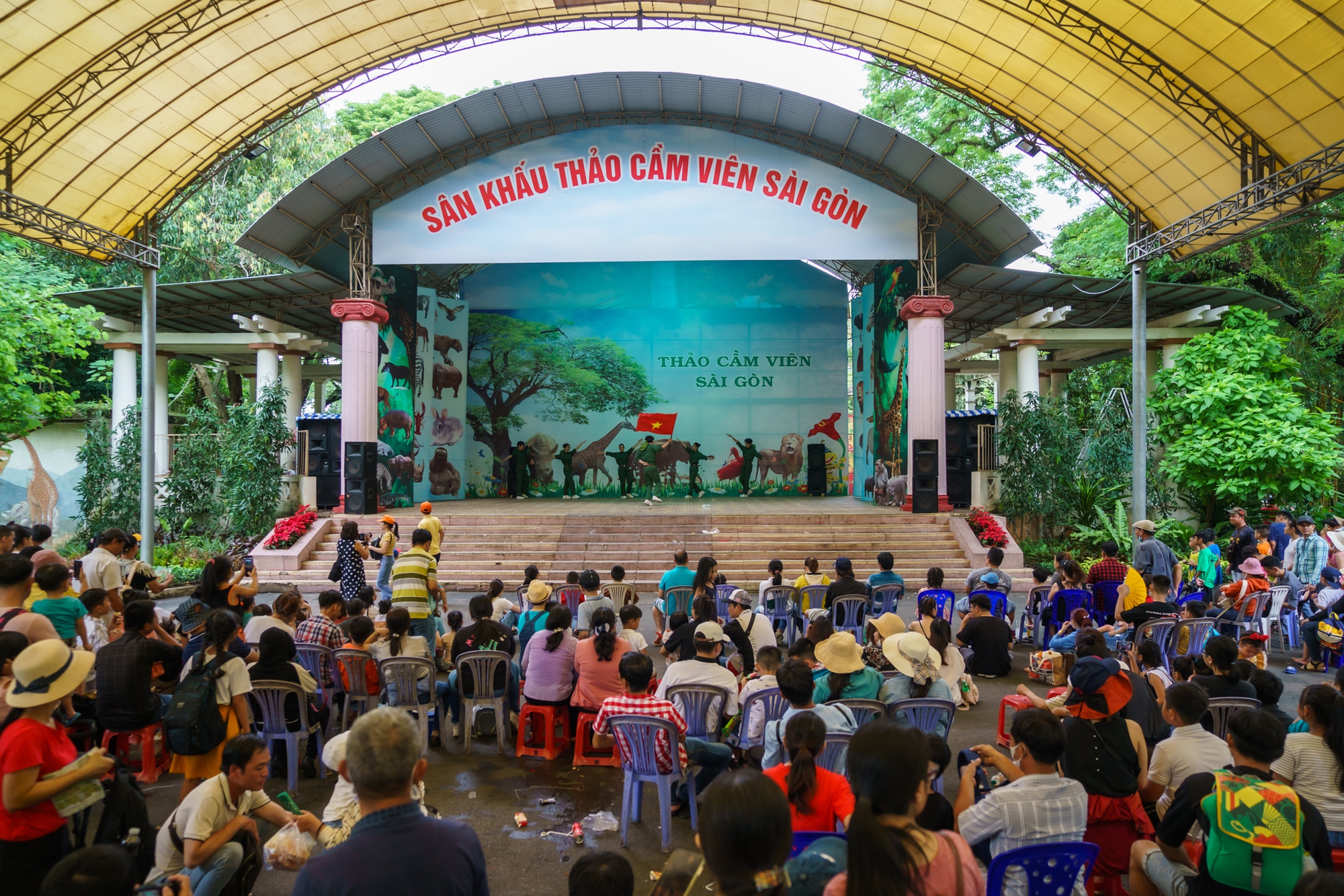 'Biển người' đổ về Thảo Cầm Vi&ecirc;n ng&agrave;y Quốc kh&aacute;nh - Ảnh 13.