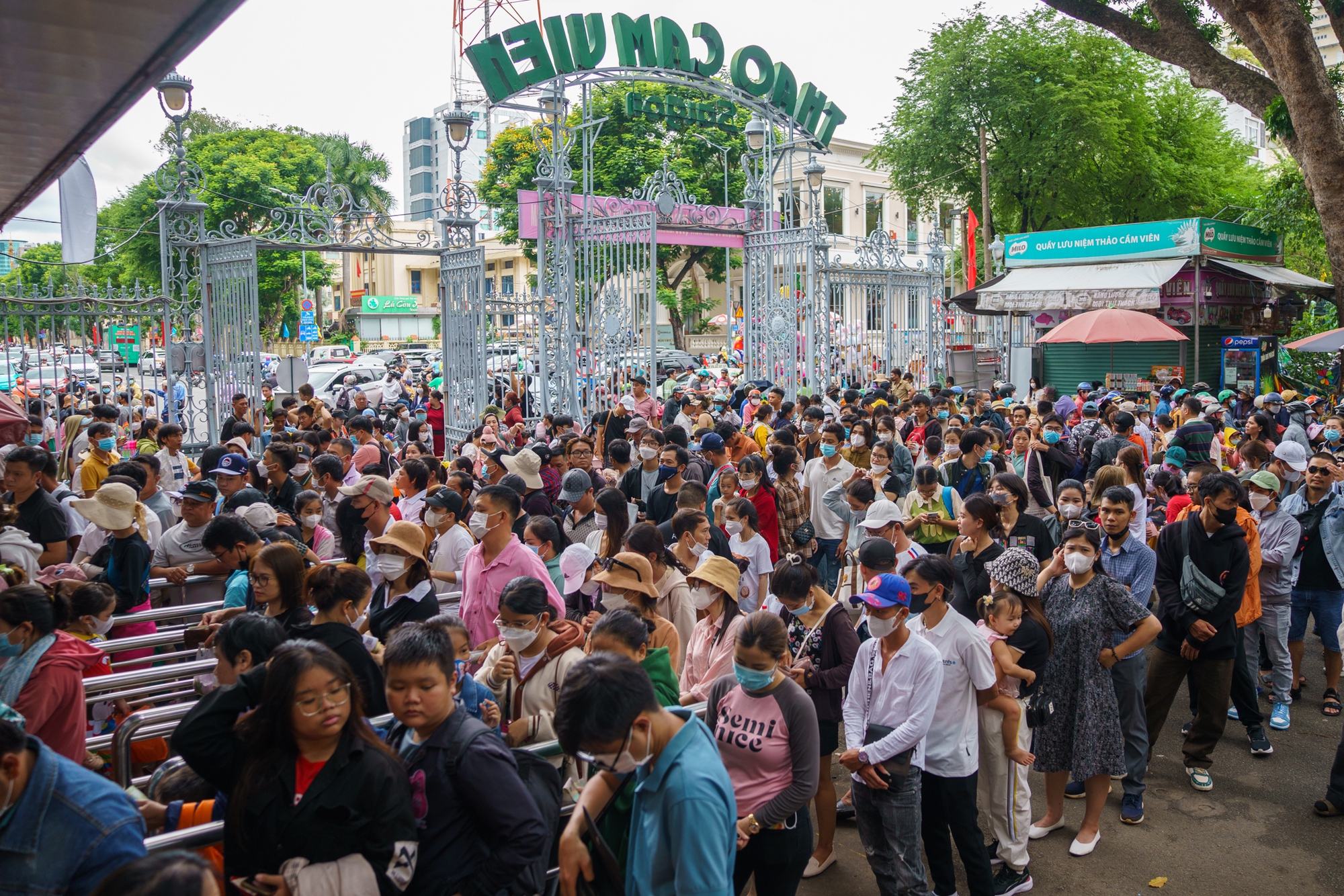 'Biển người' đổ về Thảo Cầm Vi&ecirc;n ng&agrave;y Quốc kh&aacute;nh - Ảnh 1.