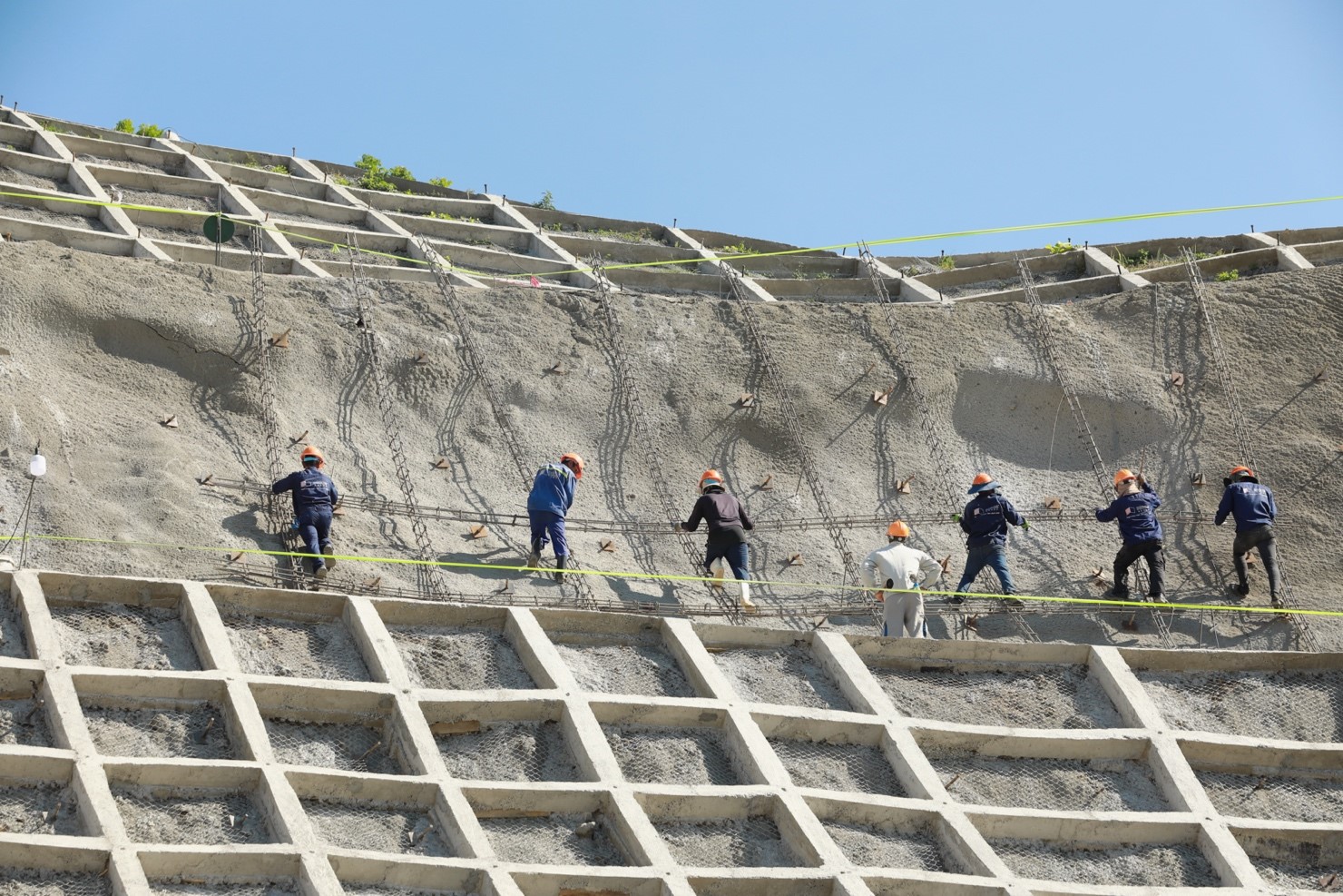 G&aacute;c nghỉ lễ, đua tiến độ cao tốc Ch&iacute; Thạnh - V&acirc;n Phong trước m&ugrave;a mưa - Ảnh 1.