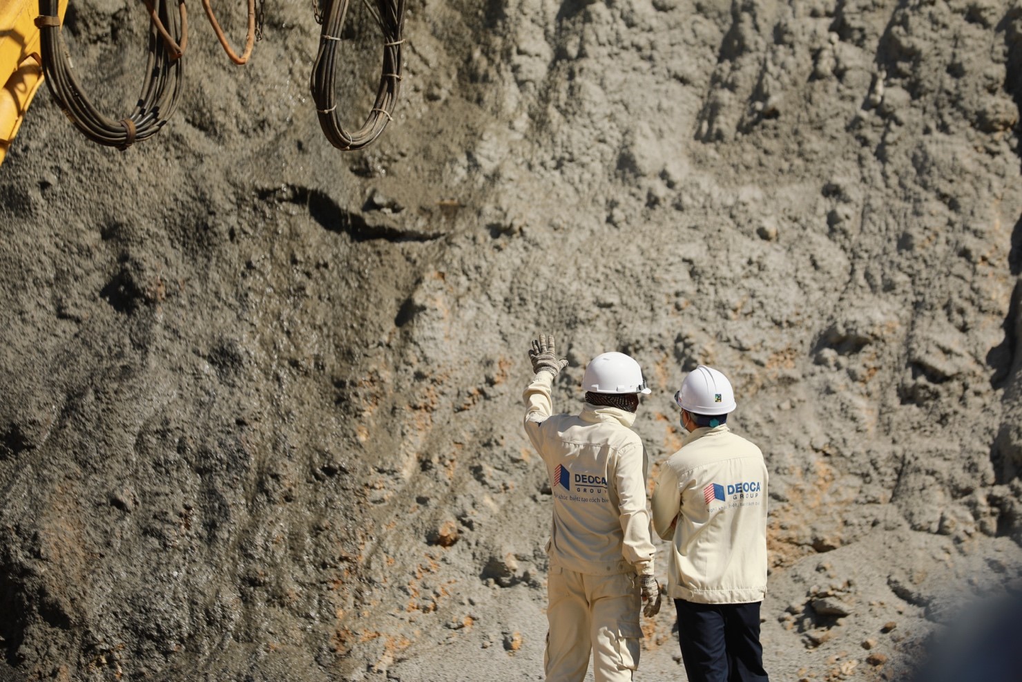 G&aacute;c nghỉ lễ, đua tiến độ cao tốc Ch&iacute; Thạnh - V&acirc;n Phong trước m&ugrave;a mưa - Ảnh 2.