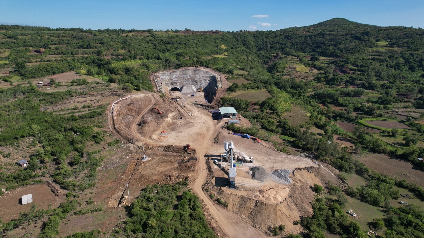 G&aacute;c nghỉ lễ, đua tiến độ cao tốc Ch&iacute; Thạnh - V&acirc;n Phong trước m&ugrave;a mưa - Ảnh 11.