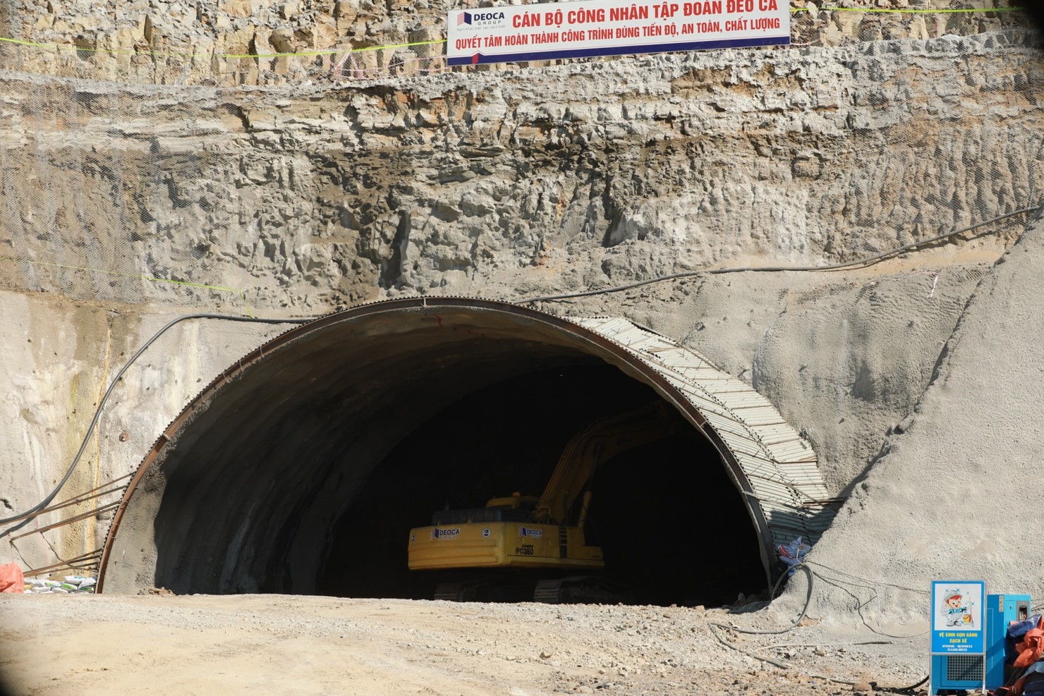 G&aacute;c nghỉ lễ, đua tiến độ cao tốc Ch&iacute; Thạnh - V&acirc;n Phong trước m&ugrave;a mưa - Ảnh 3.