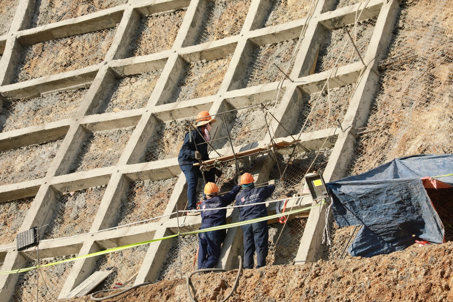 G&aacute;c nghỉ lễ, đua tiến độ cao tốc Ch&iacute; Thạnh - V&acirc;n Phong trước m&ugrave;a mưa - Ảnh 4.