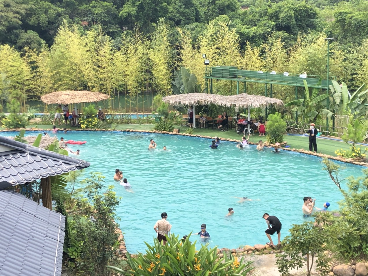 Xe ken k&iacute;n đường, người chen ch&acirc;n đến c&aacute;c điểm du lịch ở Quảng Ninh - Ảnh 4.