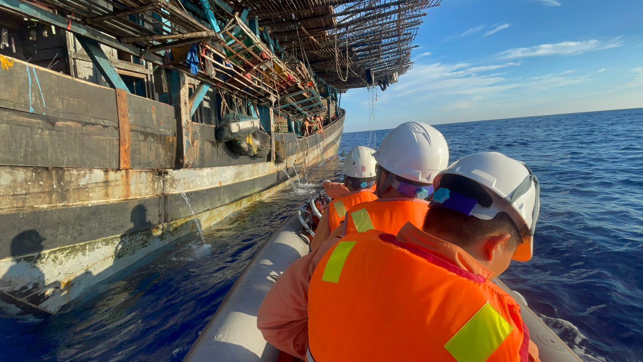 Cứu ngư d&acirc;n bị tai nạn nghi&ecirc;m trọng tr&ecirc;n v&ugrave;ng biển Trường Sa - Ảnh 1.