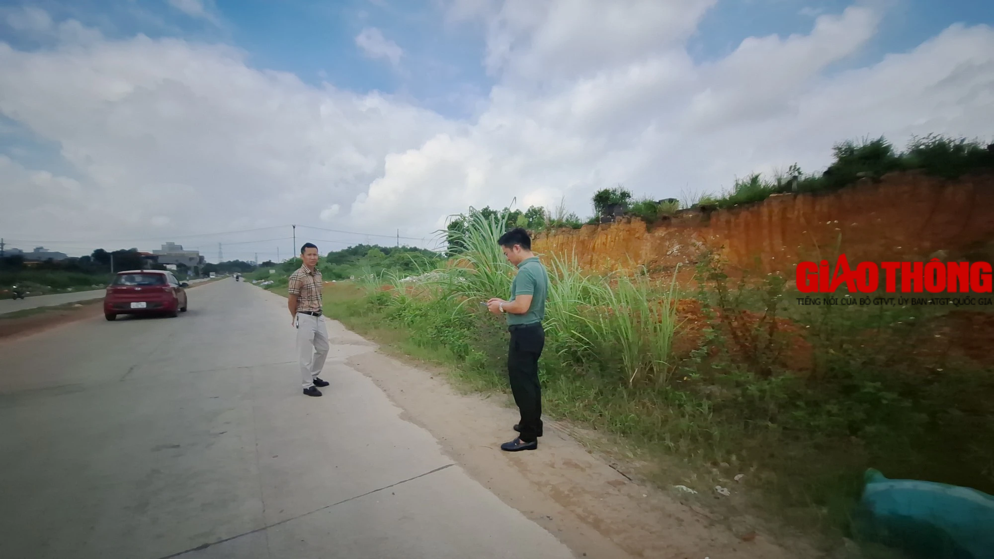 Chuyện lạ tại Th&aacute;i Nguy&ecirc;n: Đất tr&uacute;ng đấu gi&aacute; 6 năm vẫn nằm giữa nghĩa địa - Ảnh 2.