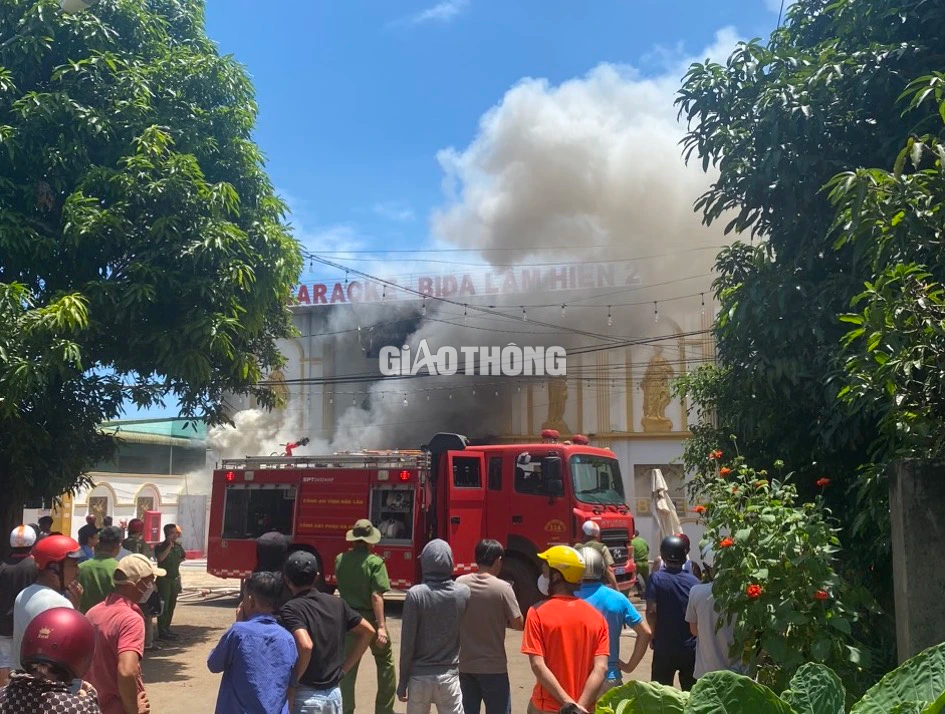 Nóng: Đang cháy quán Karaoke ở Đắk Lắk, cột khói cao hàng chục mét - Ảnh 3. Nóng: Đang cháy quán Karaoke ở Đắk Lắk, cột khói cao hàng chục mét - Ảnh 3.