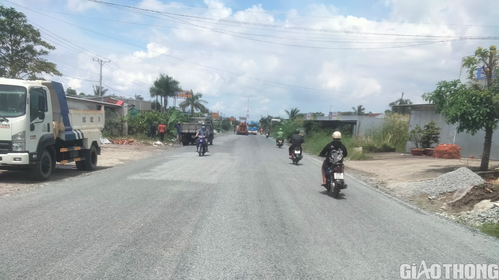 Khẩn trương duy tu, sửa chữa hư hỏng mặt đường quốc lộ 1 qua C&agrave; Mau - Ảnh 1.