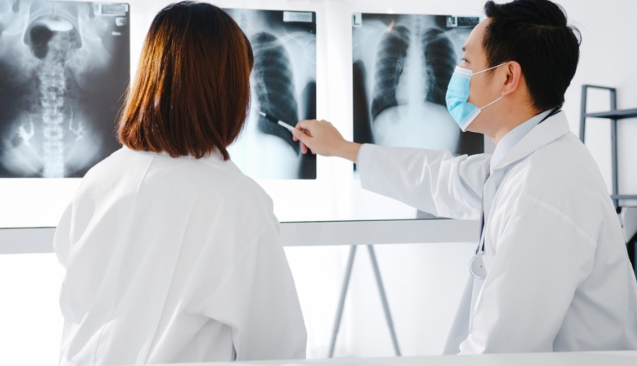 Mắc bệnh vi&ecirc;m phổi hiếm gặp, bất ngờ nguy&ecirc;n nh&acirc;n từ nhiễm giun đũa ch&oacute;, m&egrave;o   - Ảnh 1.