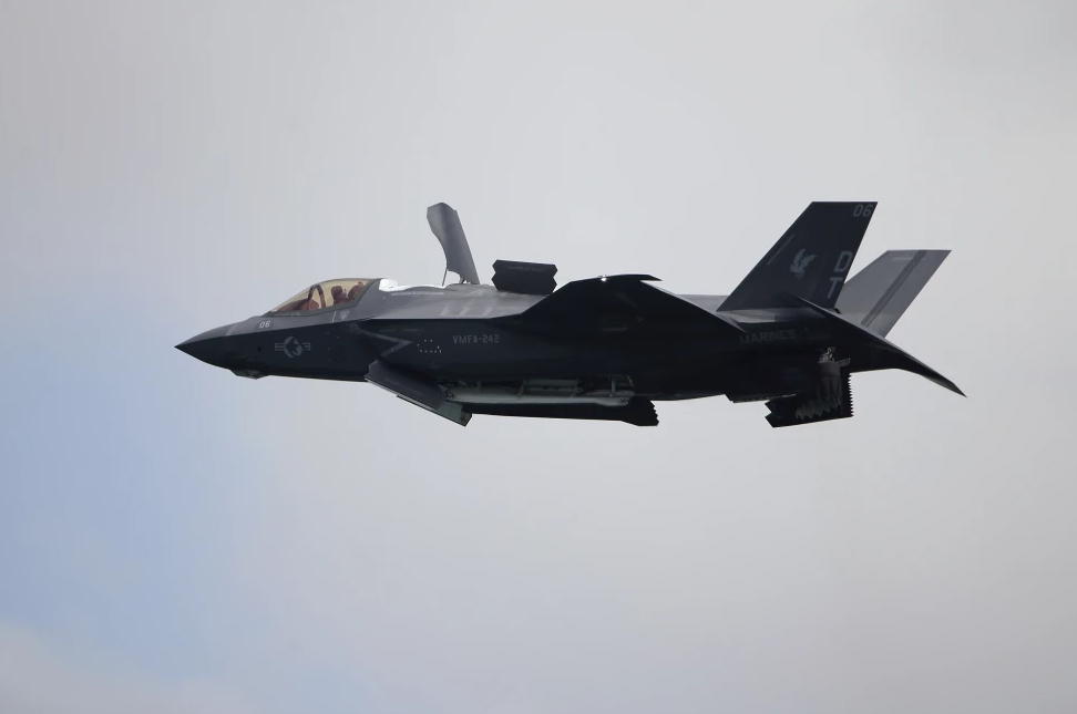 Chiến cơ F-35B của Mỹ gặp sự cố, kh&ocirc;ng c&oacute; người l&aacute;i vẫn bay tiếp 100km mới rơi  - Ảnh 1.