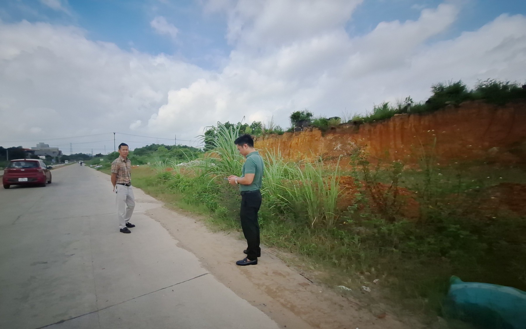 Th&aacute;i Nguy&ecirc;n: Đất tr&uacute;ng đấu gi&aacute; 6 năm vẫn nằm giữa nghĩa địa