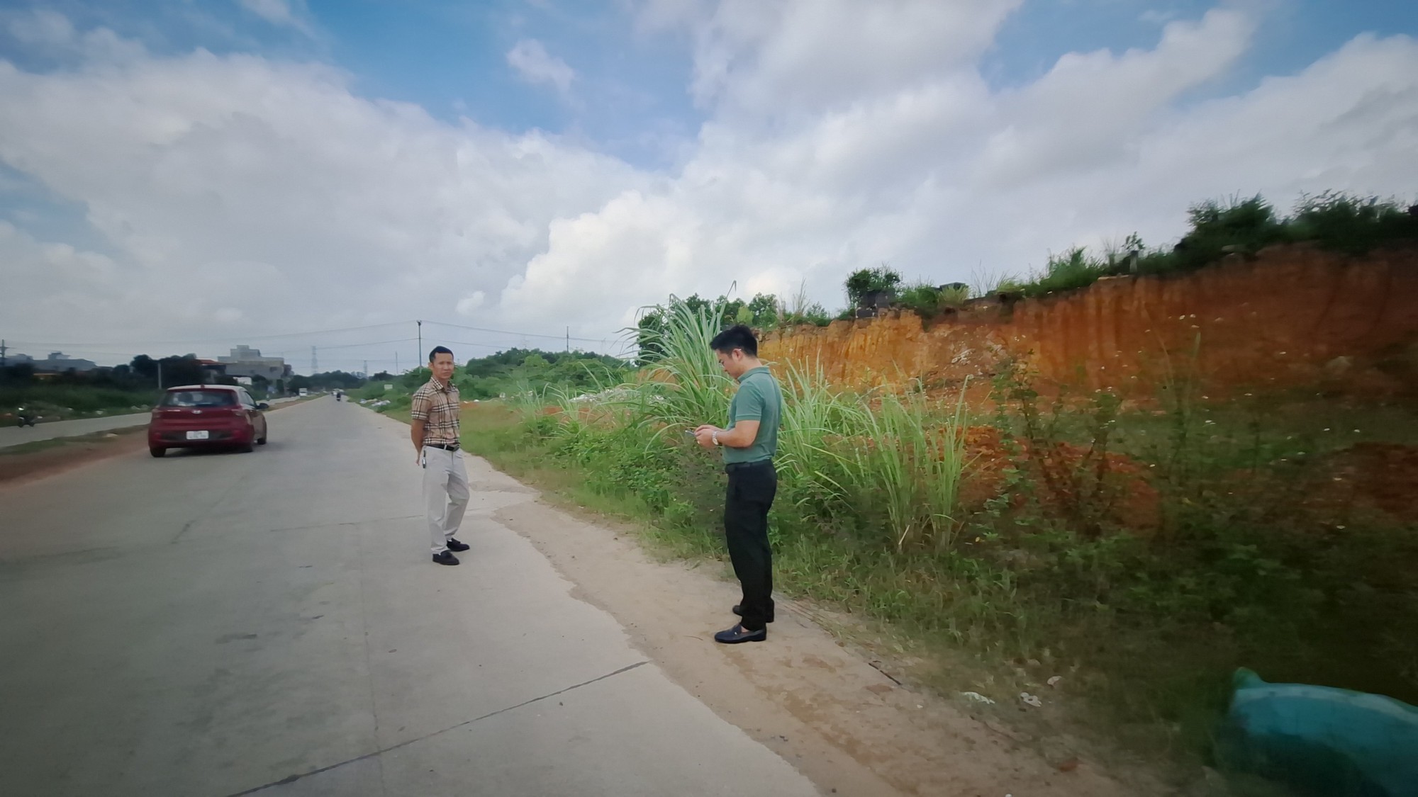 Vụ đất đấu gi&aacute; 6 năm vẫn nằm giữa nghĩa địa: Ch&iacute;nh quyền b&aacute;n đất chưa c&oacute; hạ tầng - Ảnh 2.