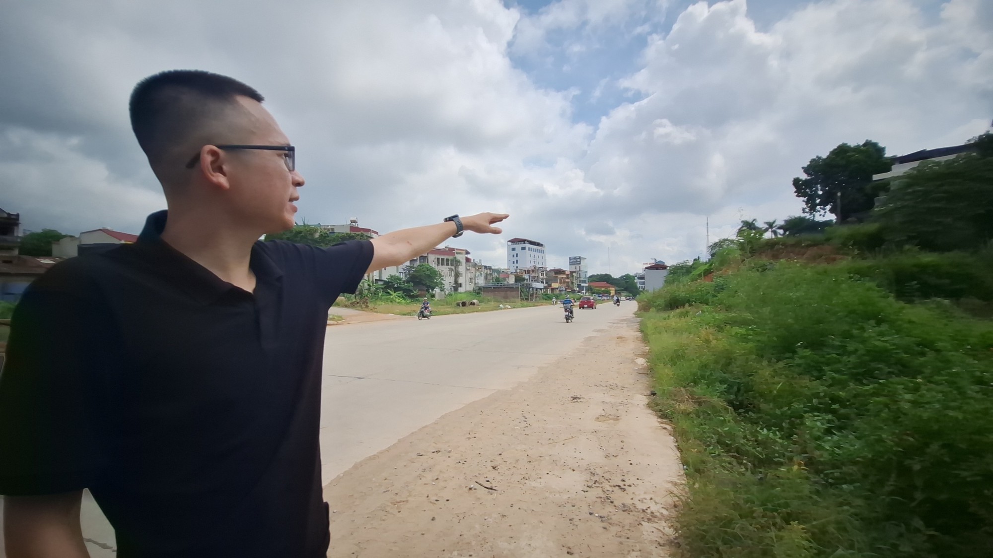 Vụ đất đấu gi&aacute; 6 năm vẫn nằm giữa nghĩa địa: Ch&iacute;nh quyền b&aacute;n đất chưa c&oacute; hạ tầng - Ảnh 1.