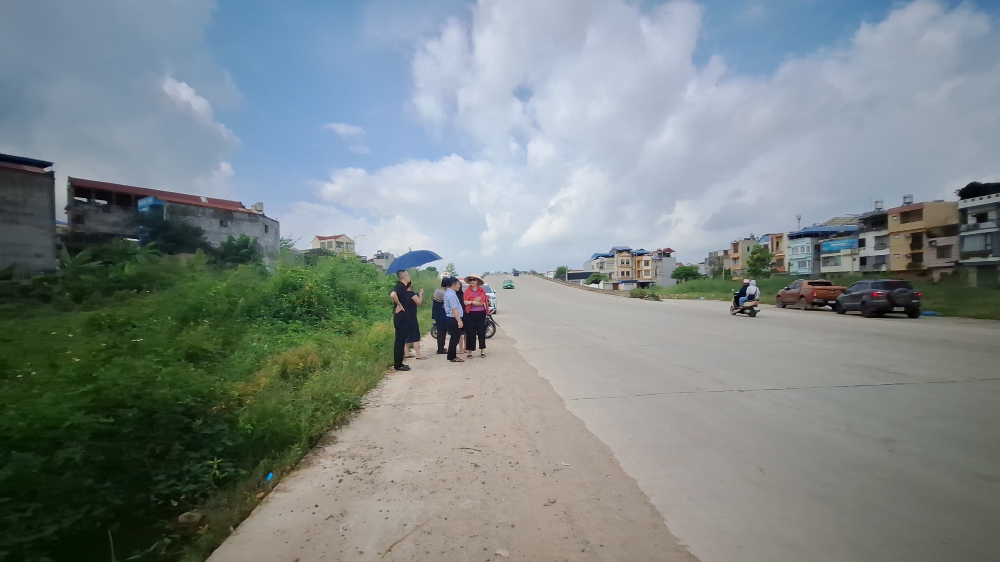 Vụ đất đấu gi&aacute; 6 năm vẫn nằm giữa nghĩa địa: Ch&iacute;nh quyền b&aacute;n đất chưa c&oacute; hạ tầng - Ảnh 5.