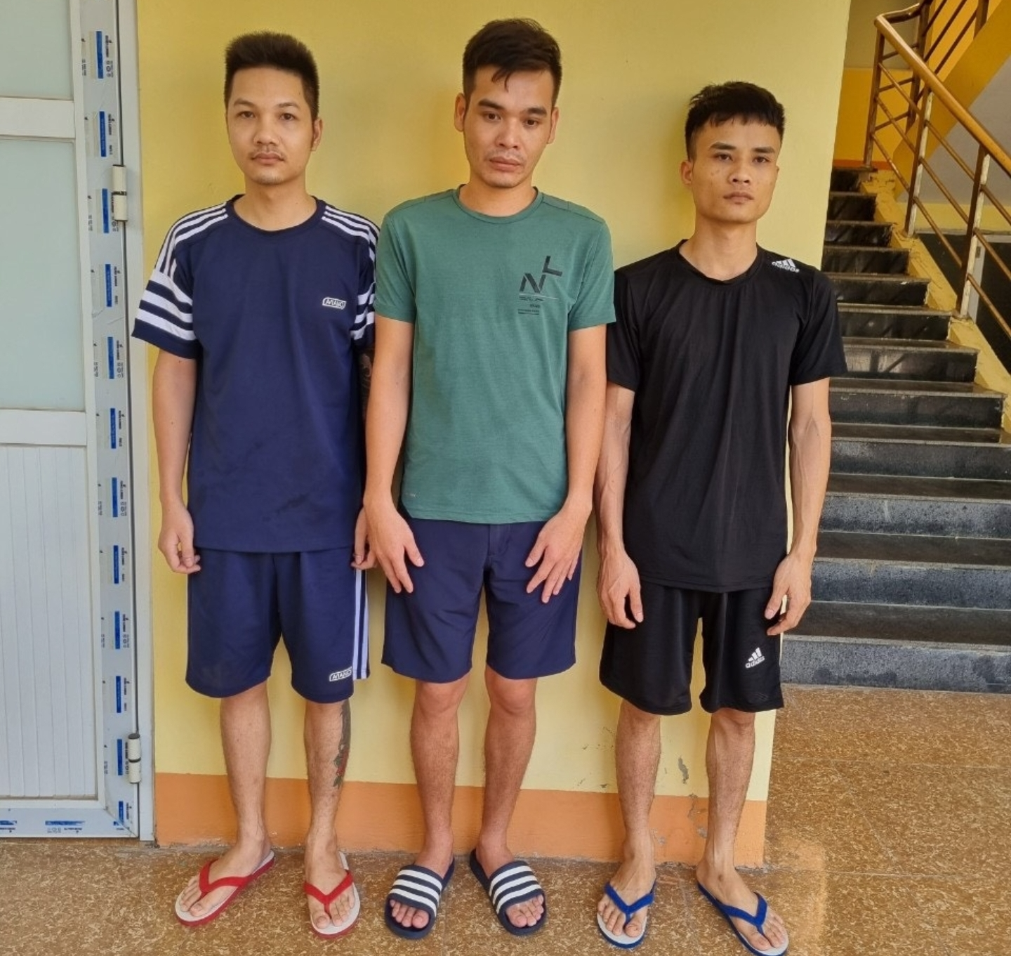 Khởi tố nh&oacute;m đối tượng bắt giữ, đ&aacute;nh đập &eacute;p con nợ trả tiền - Ảnh 1.
