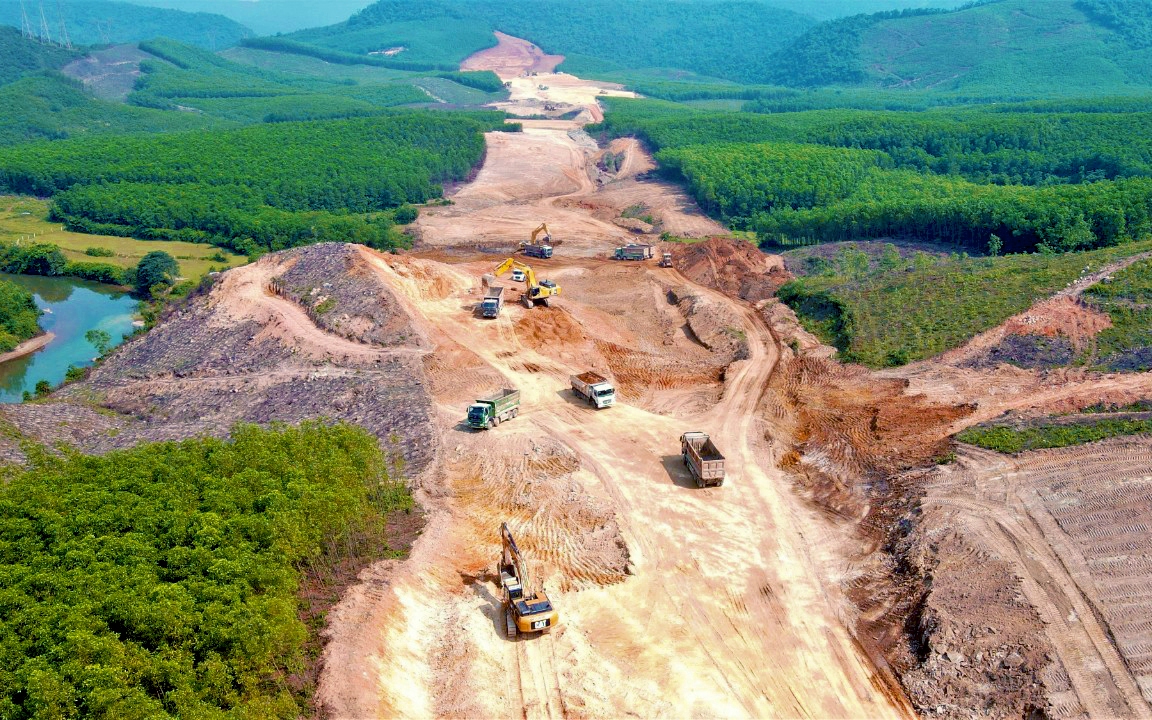 Gặp kh&oacute; trong thỏa thuận đền b&ugrave;, mỏ vật liệu thi c&ocirc;ng cao tốc Bắc - Nam chưa thể khai th&aacute;c