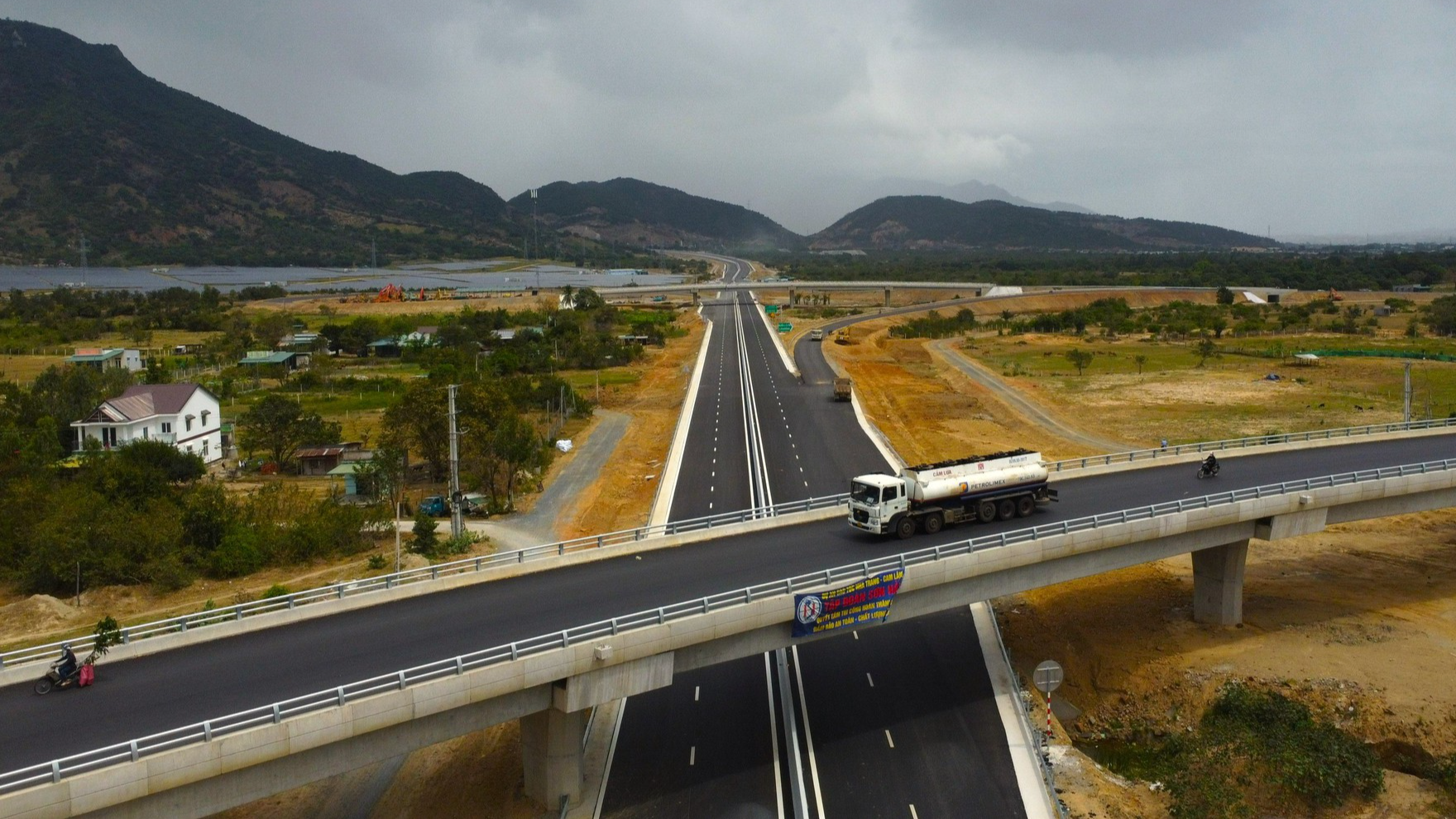 Gi&aacute; th&eacute;p thế giới quay lại đ&agrave; tăng, gi&aacute; trong nước ra sao? - Ảnh 2.