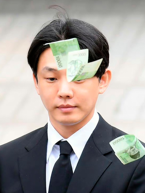 Diễn vi&ecirc;n đ&igrave;nh đ&aacute;m bị kh&aacute;n giả n&eacute;m tiền v&agrave;o mặt khi ra t&ograve;a - Ảnh 2.