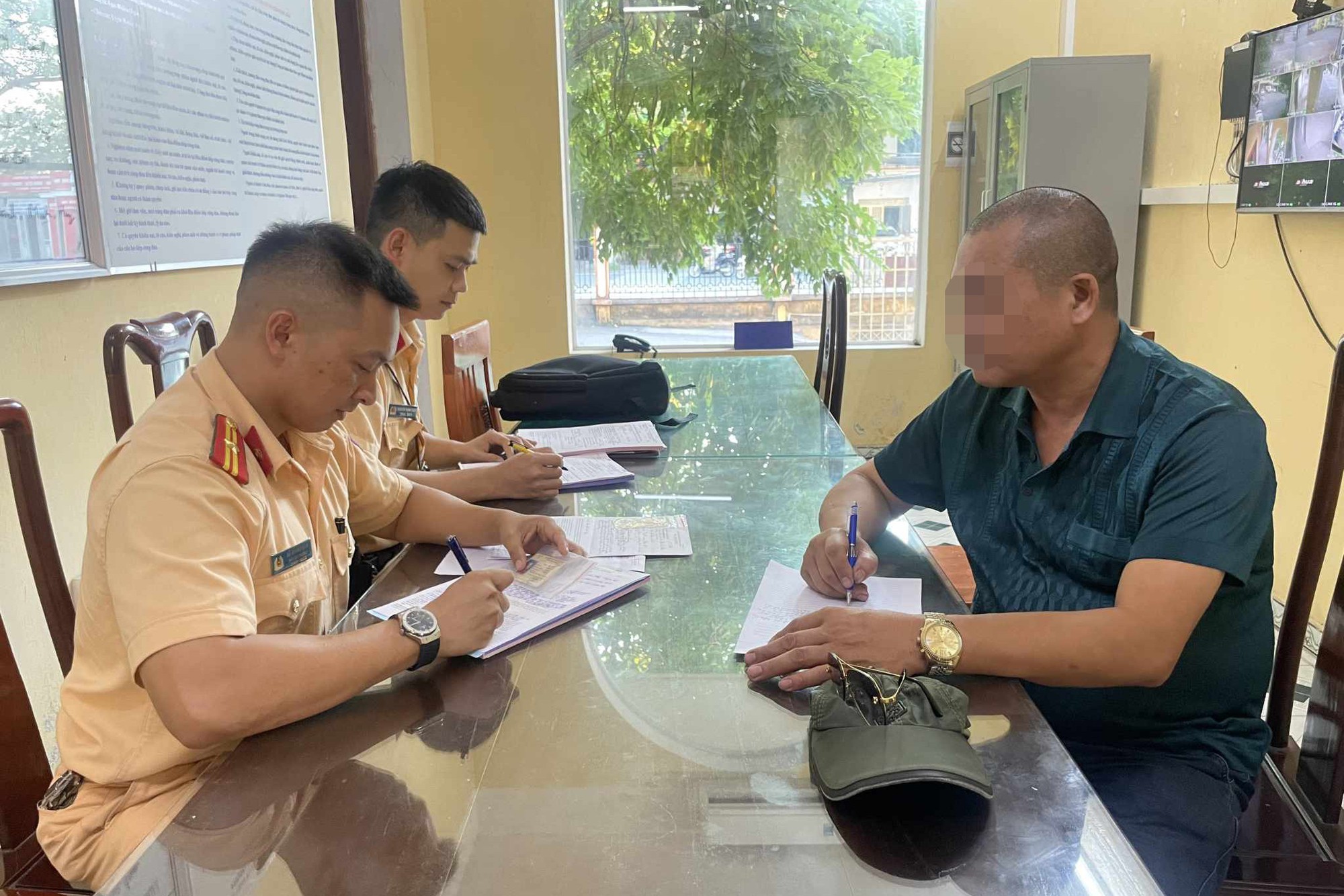 Tuy&ecirc;n Quang xử phạt t&agrave;i xế xe kh&aacute;ch hết hạn đăng kiểm vượt ẩu, chặn đầu &ocirc; t&ocirc; ngược chiều - Ảnh 3.