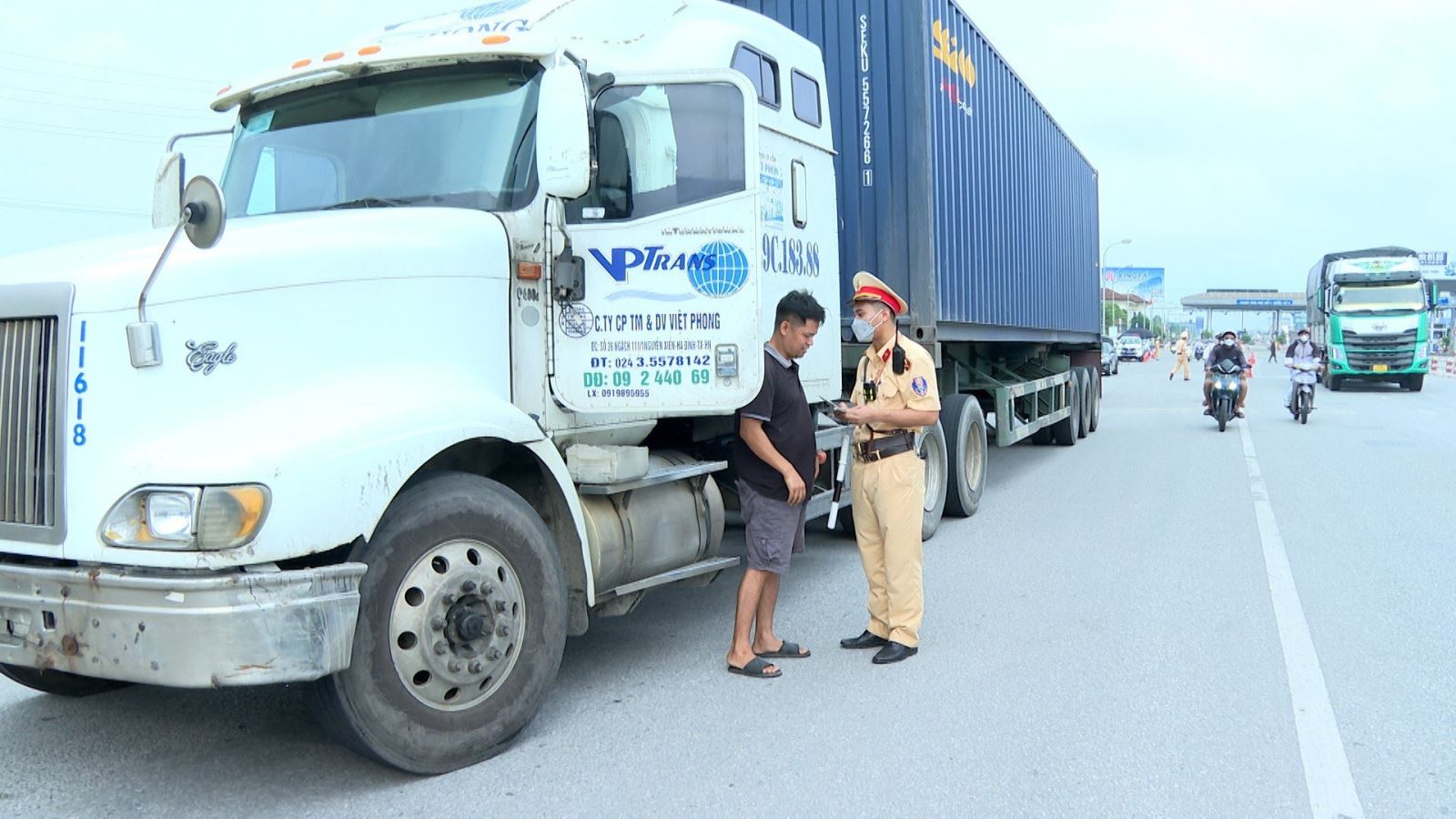45 ng&agrave;y cao điểm, CSGT Hưng Y&ecirc;n xử l&yacute; 548 l&aacute;i xe kh&aacute;ch, xe container vi phạm - Ảnh 1.