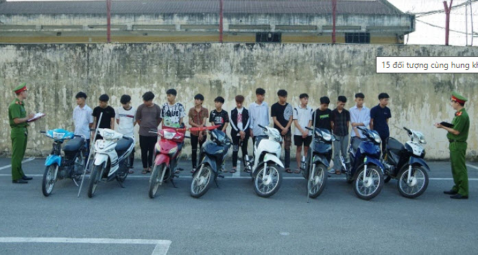 Triệu tập 15 thanh thiếu ni&ecirc;n mang dao ph&oacute;ng lợn, n&eacute;m vỏ chai bia v&agrave;o nh&agrave; d&acirc;n - Ảnh 1.