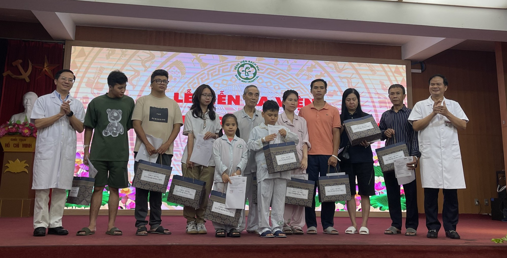 Chia sẻ đầy x&uacute;c động ng&agrave;y ra viện của nạn nh&acirc;n vụ ch&aacute;y chung cư mini - Ảnh 1.