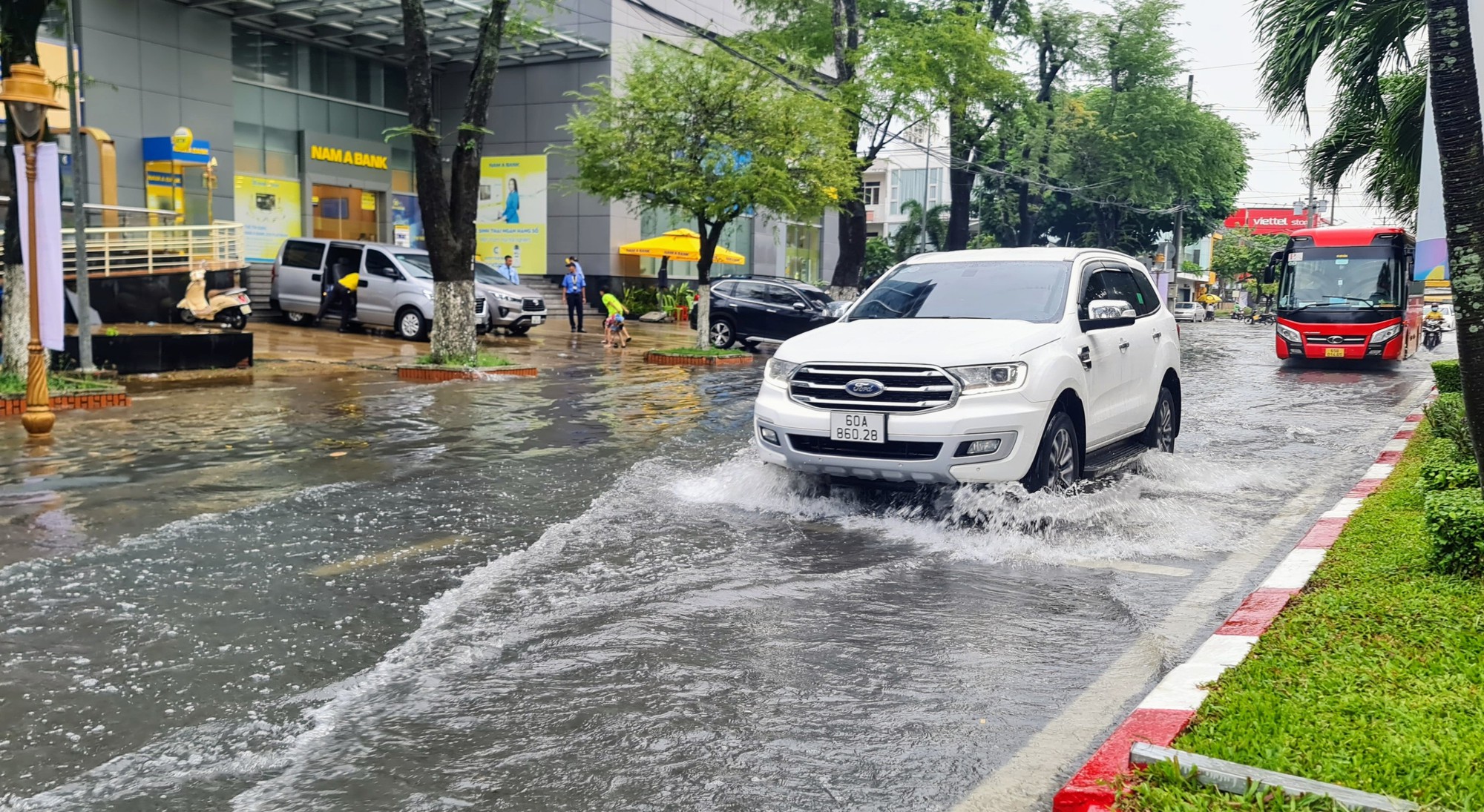 Mưa lớn k&egrave;o d&agrave;i, nội &ocirc; th&agrave;nh phố Bạc Li&ecirc;u ch&igrave;m trong biển nước - Ảnh 2.