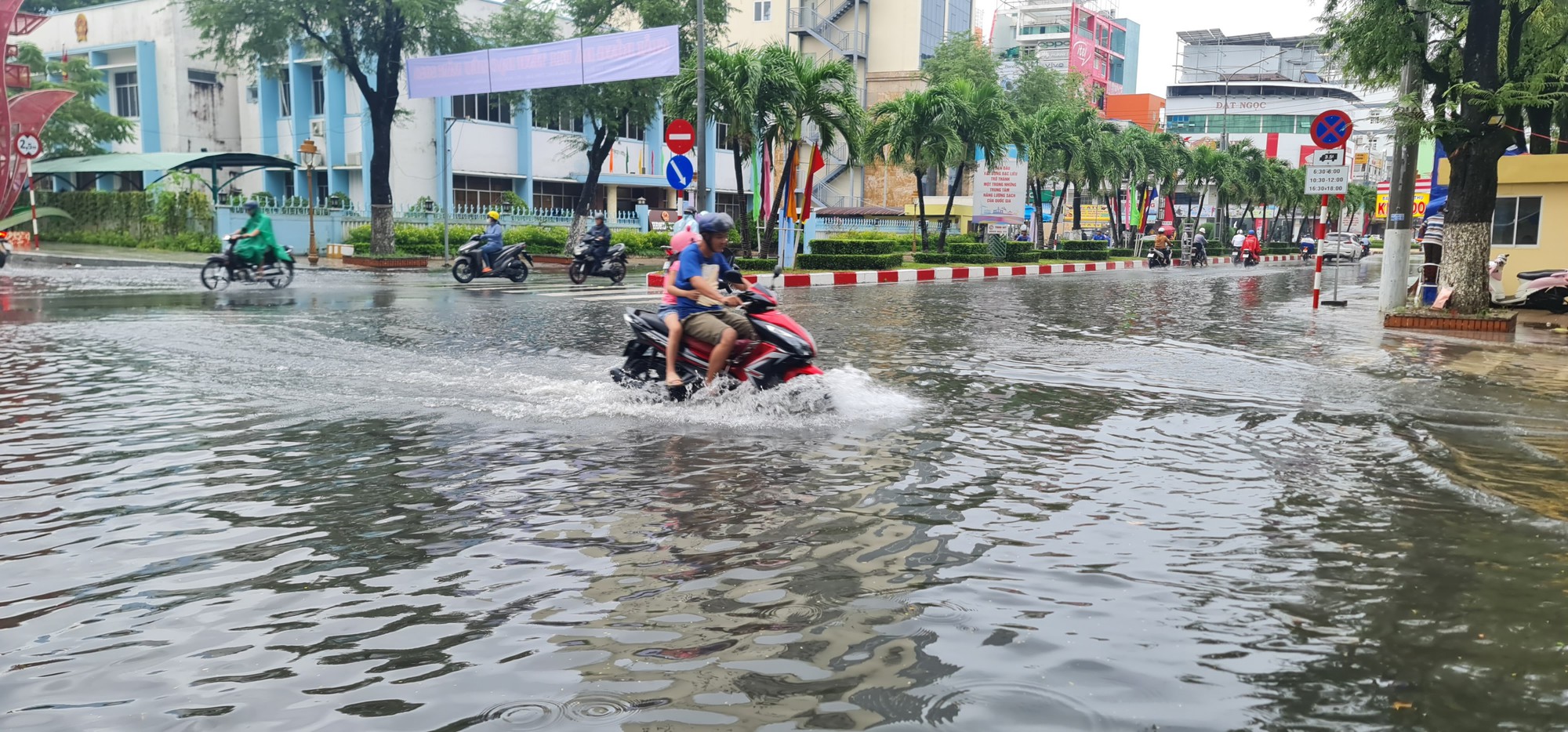Mưa lớn k&egrave;o d&agrave;i, nội &ocirc; th&agrave;nh phố Bạc Li&ecirc;u ch&igrave;m trong biển nước - Ảnh 1.