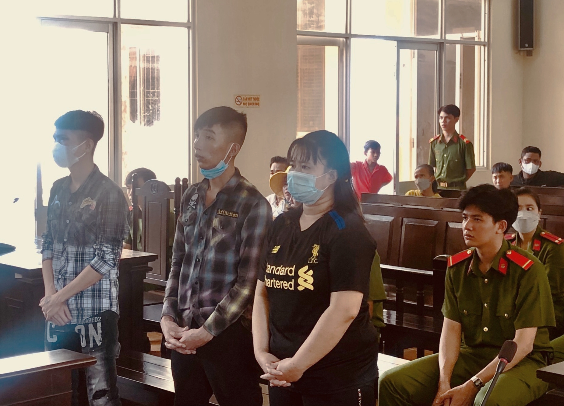 "Nữ qu&aacute;i" lừa b&aacute;n 2 người sang Campuchia nhận 30 triệu đồng - Ảnh 1.