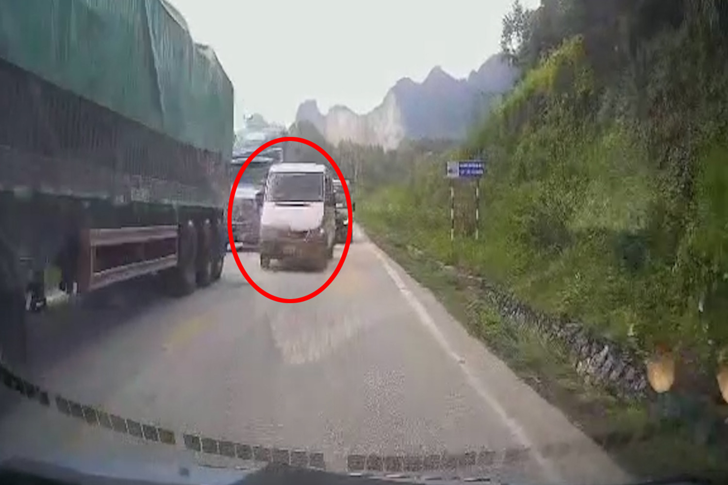 Tuy&ecirc;n Quang xử phạt t&agrave;i xế xe kh&aacute;ch hết hạn đăng kiểm vượt ẩu, chặn đầu &ocirc; t&ocirc; ngược chiều - Ảnh 2.