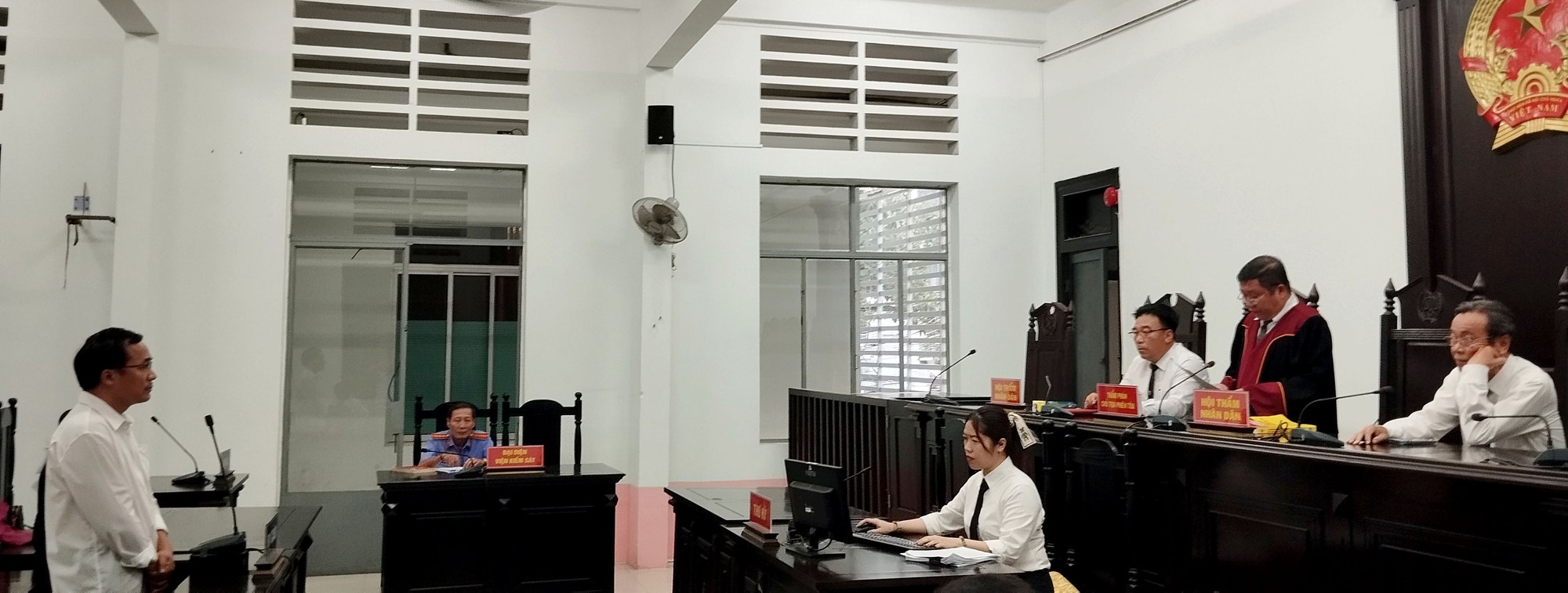 Bản &aacute;n cho trưởng ph&ograve;ng giao dịch ng&acirc;n h&agrave;ng t&ocirc;ng chết người rồi bỏ chạy? - Ảnh 2.